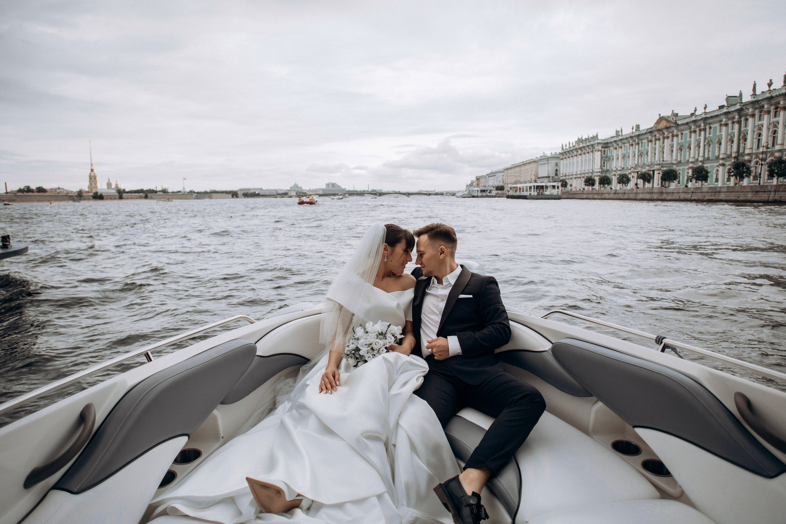 Свадьба на катере. Свадебный фотограф в Санкт-Петербурге Вика Стукачева