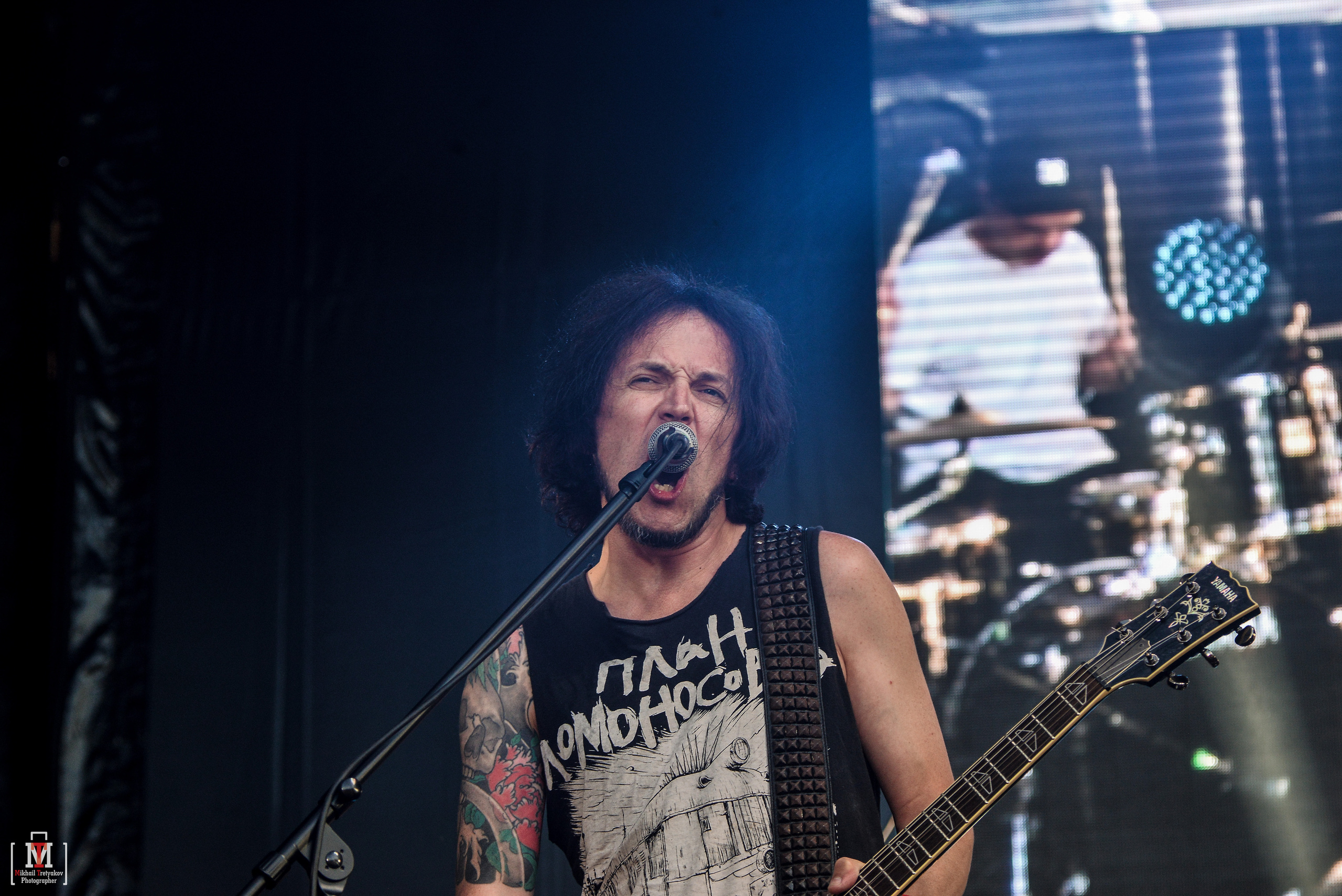 Музыкант с гитарой поет песню в красивом свете