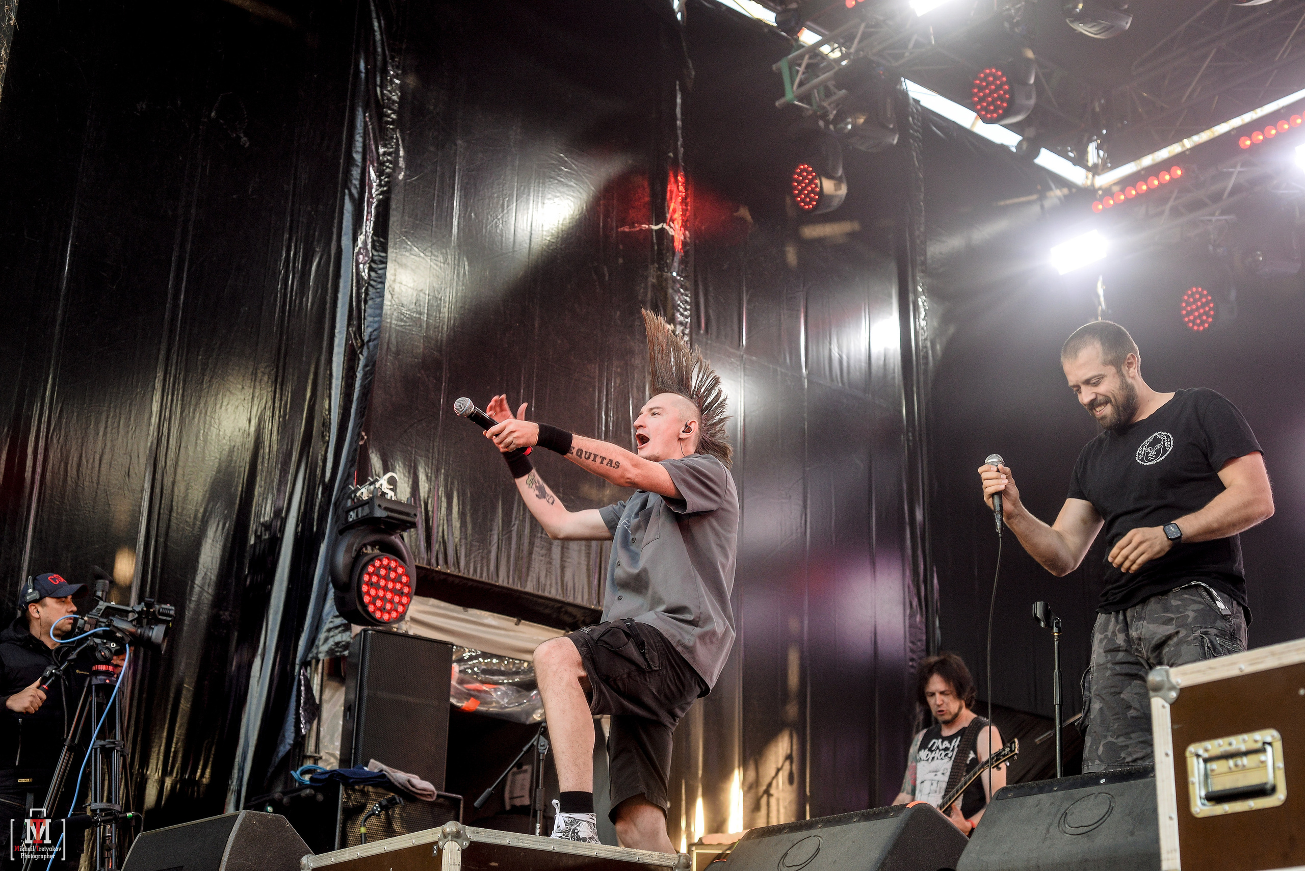 Рокеры на сцене с инструментами экспрессия