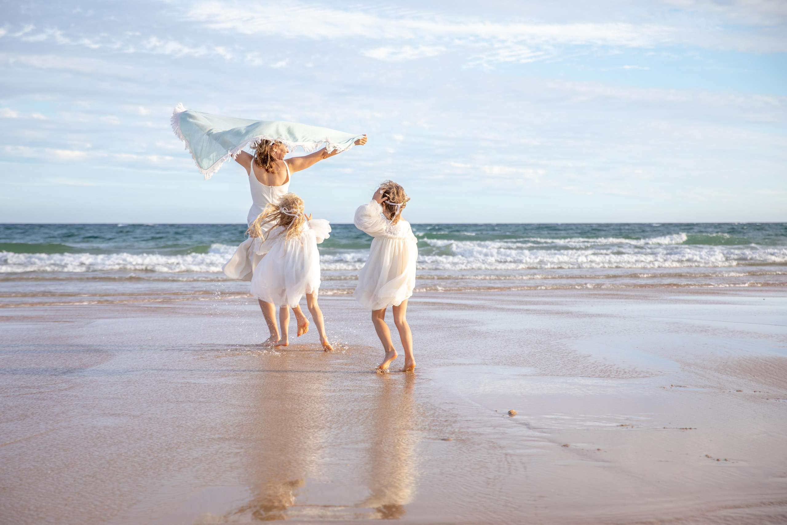 Family on the ocean. Professional Photographer in Portugal. Oksana Lomnova