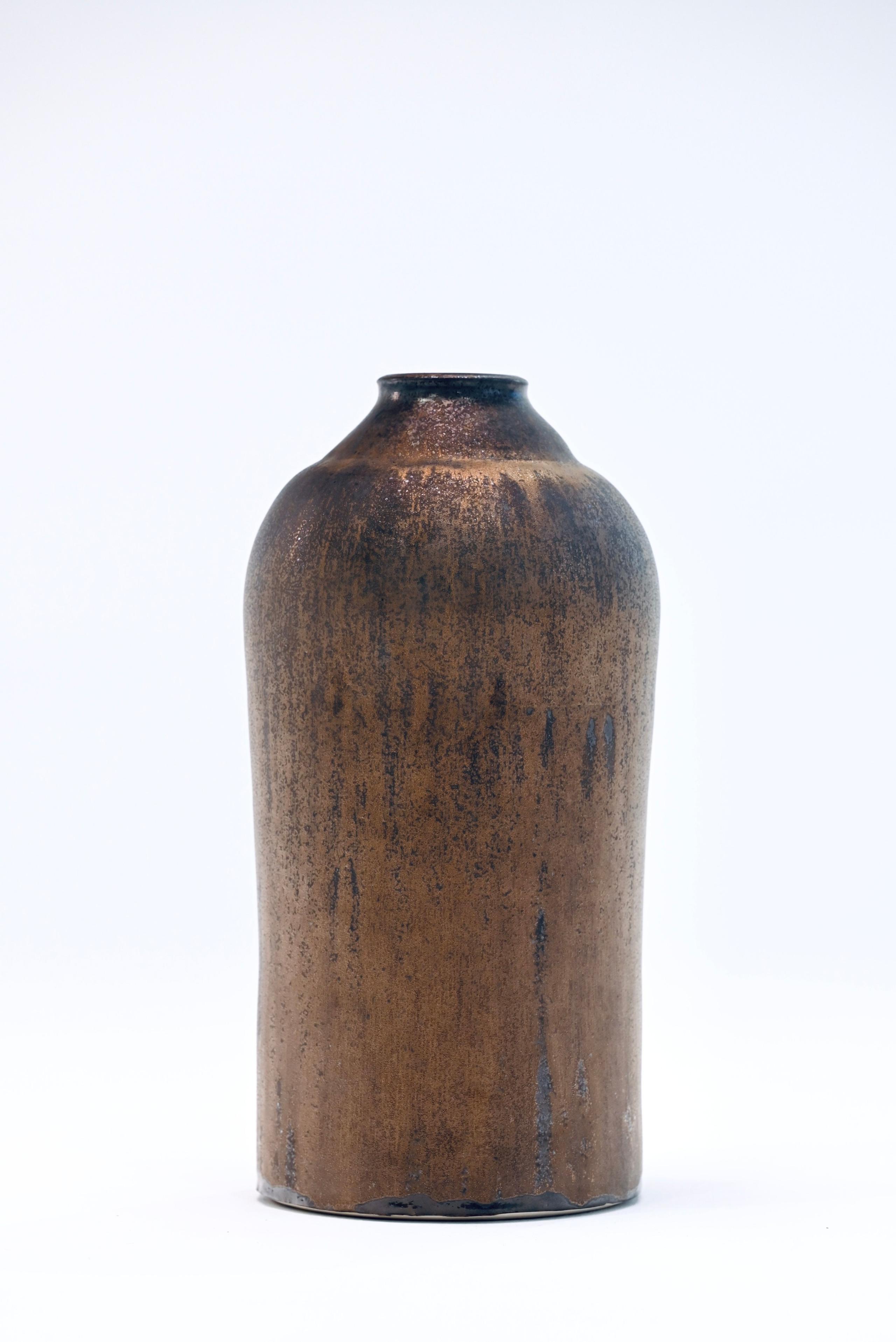 Сосуд «Ядро». Высота 46 см. 2024 г. Тяжесть спрессованного времени. Гладкая форма, затянутая не золотом, а черным металлом с ржавчиной. Словно выкопано из земли - память, ставшая вещью. Безмолвное, глубинное.