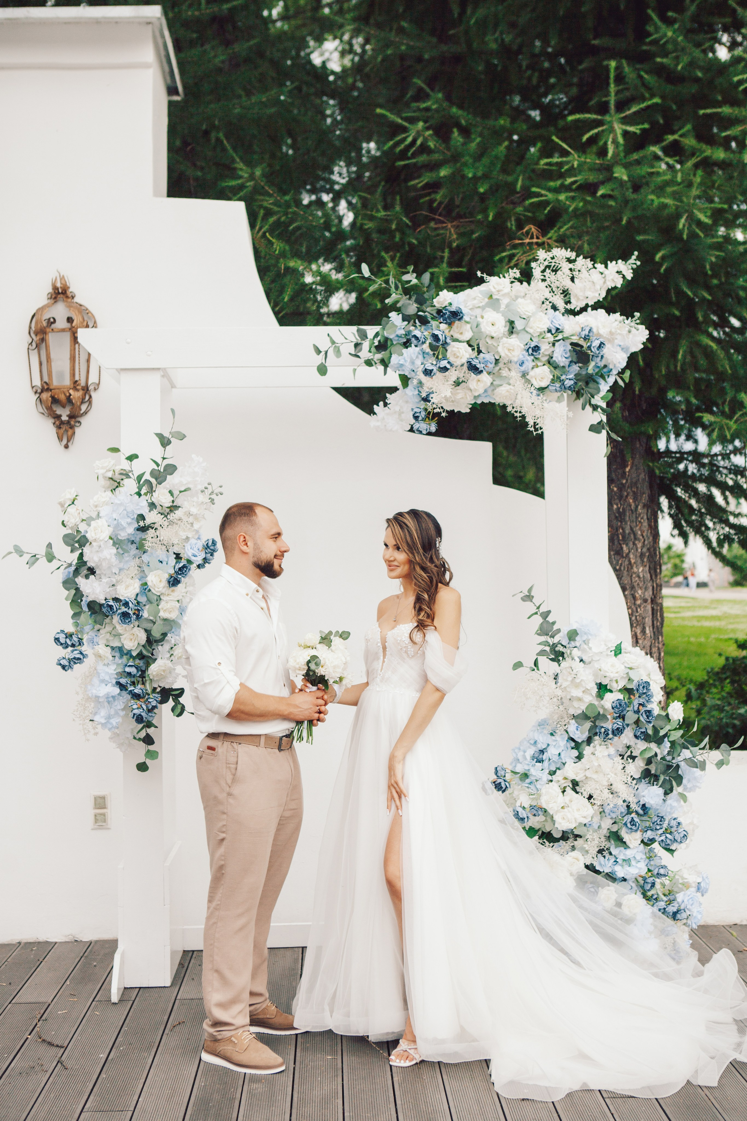 Молодожены в павильоне космонавтики и авиации №34 на вднх и в ресторане московское небо. Фотограф Ольга Ефремова