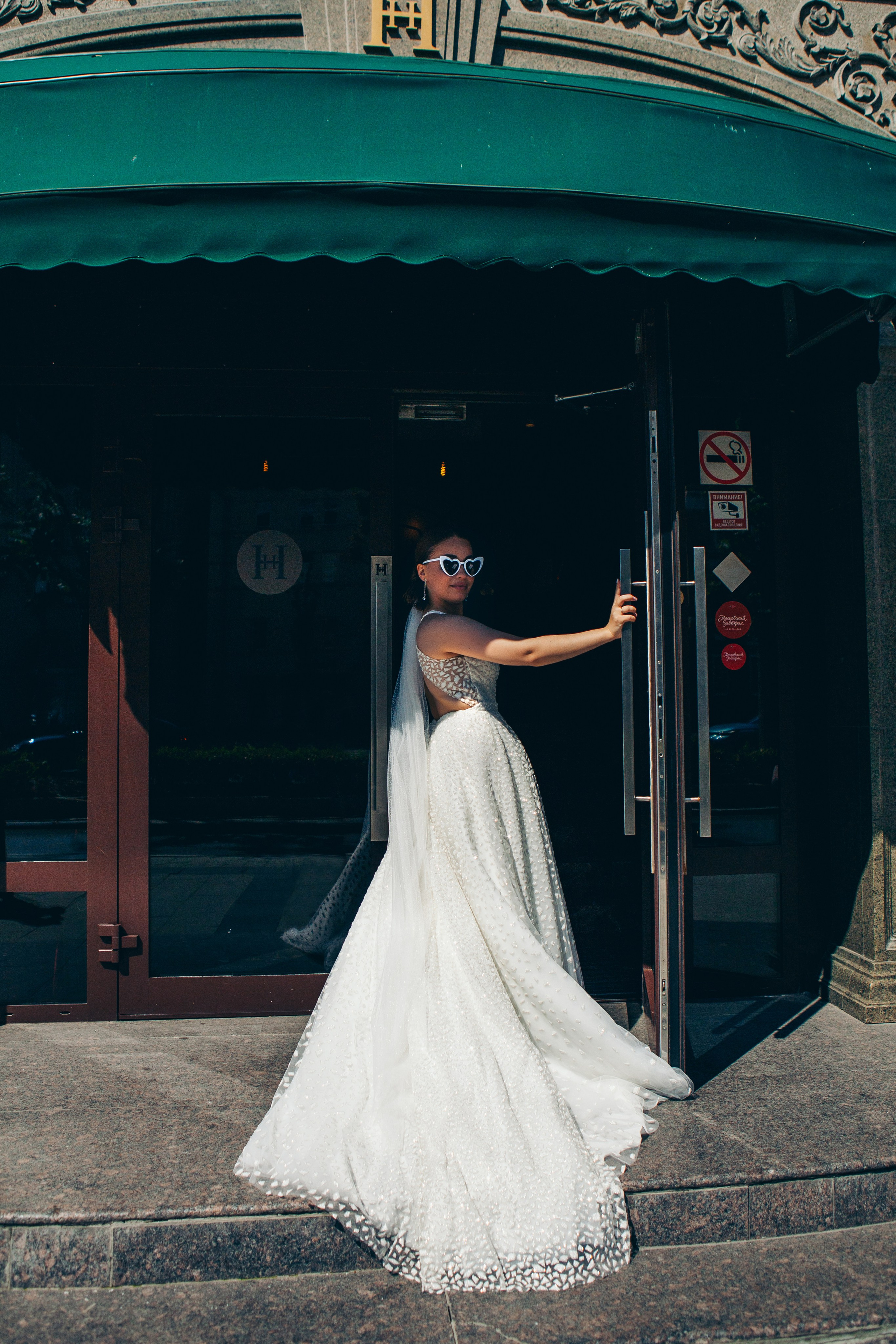 Свадебная фотосессия в отеле hartwell hotel и на патриарших прудах. Фотограф Ольга Ефремова