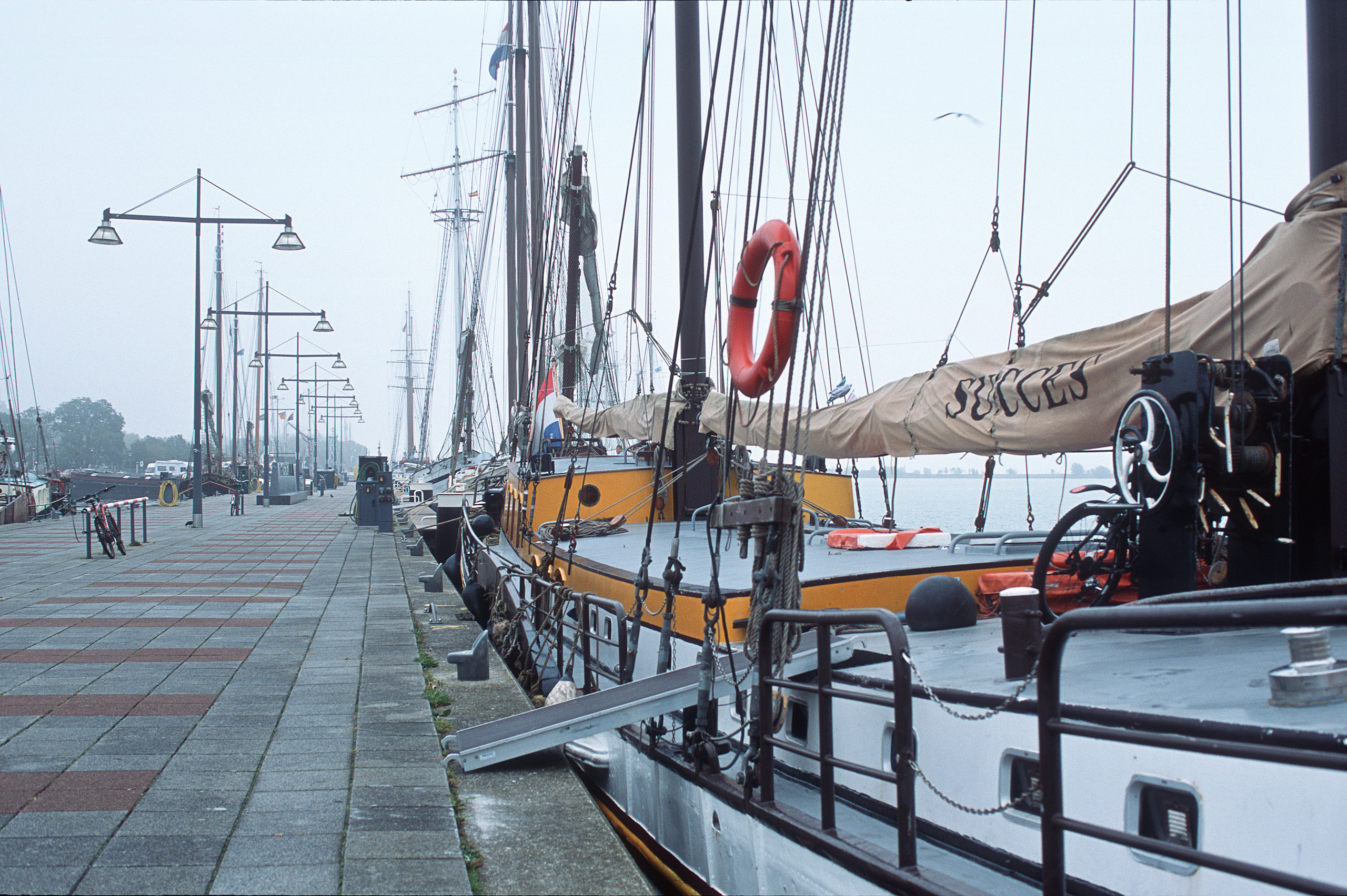 Энкхёйзен. Фотограф Антон Денисенко: Портрет, Документалистика, Пейзаж. Москва