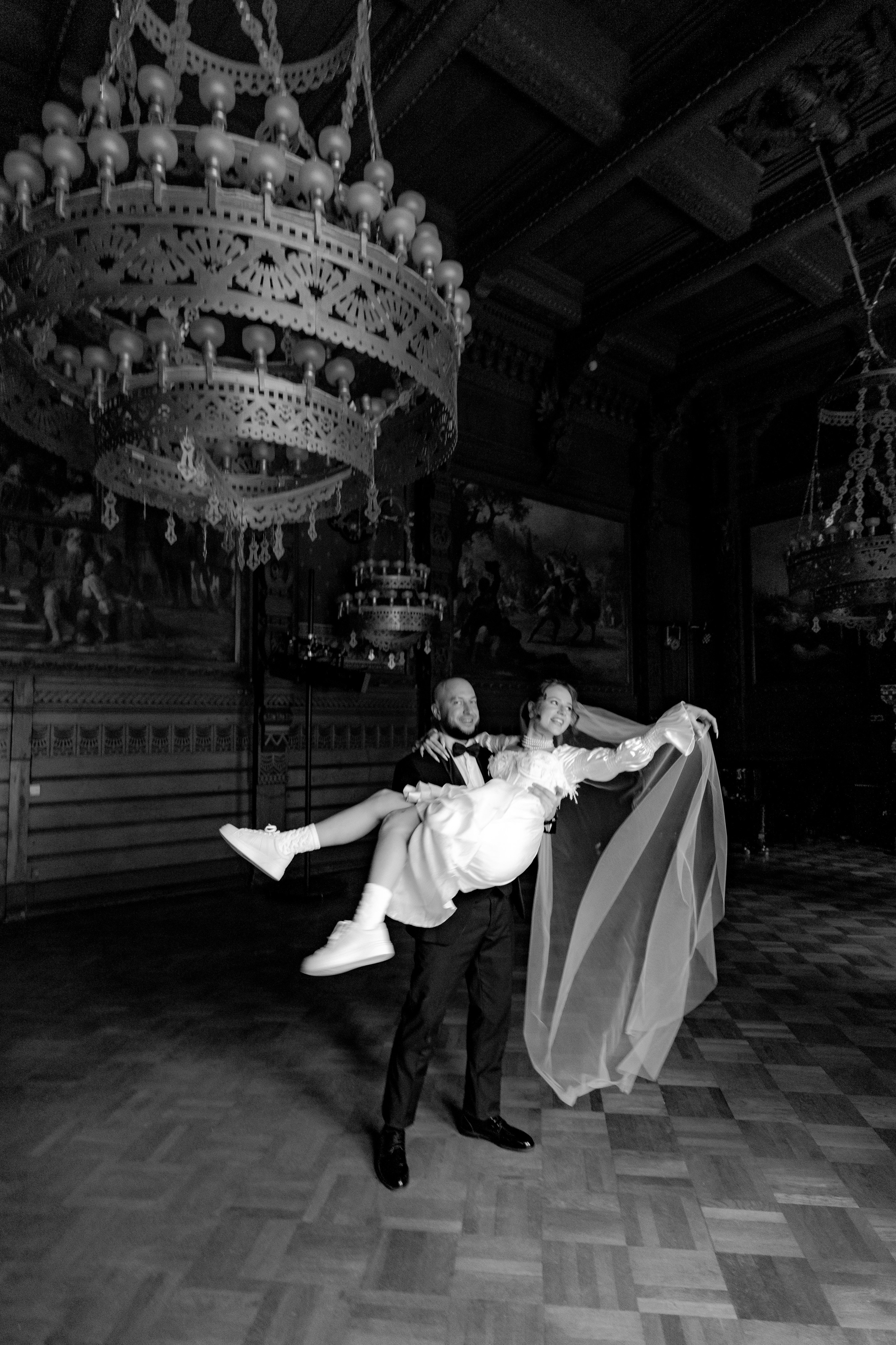 жених держит на руках невесту во Дворце Великого Князя Владимира / Дом учёных в Дубовом зале