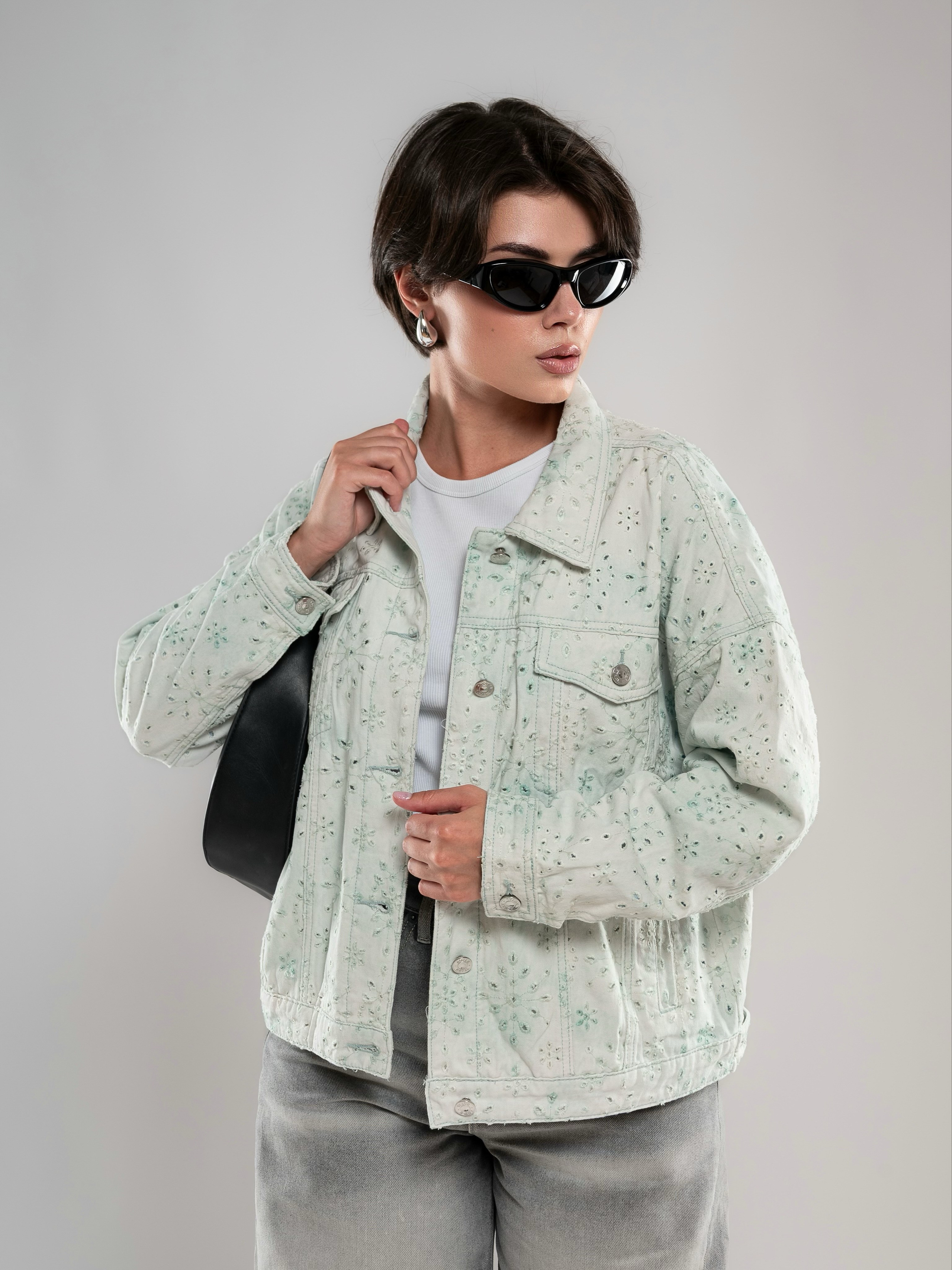 Джинсовые куртки на 2х моделях. Предметный фотограф, фото для маркетплейсов Пятигорск, КМВ