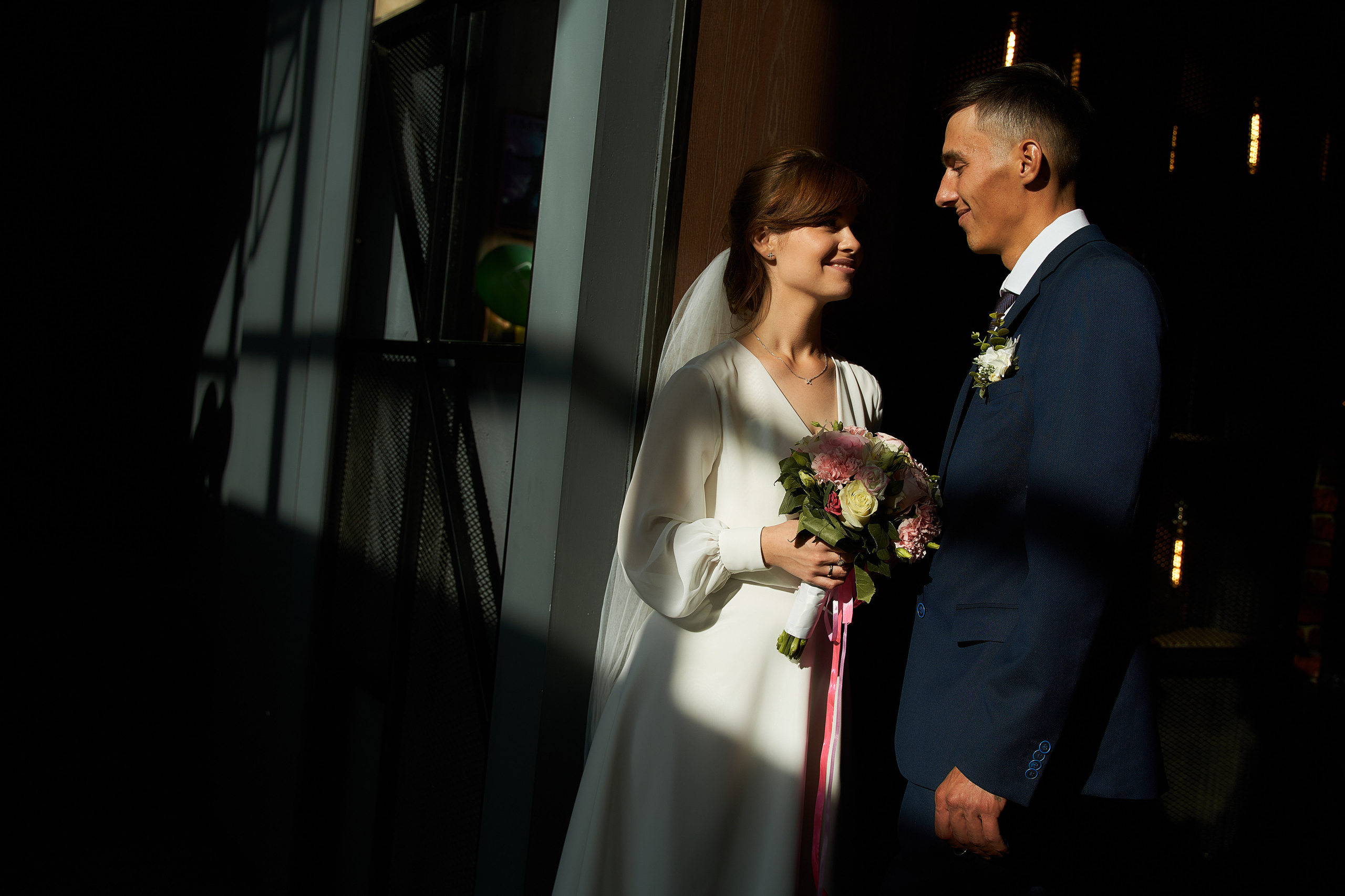 Свадебная прогулка в Уральске. Фотограф в Уральске Александр Хохлачёв | HOHLACHEV.COM