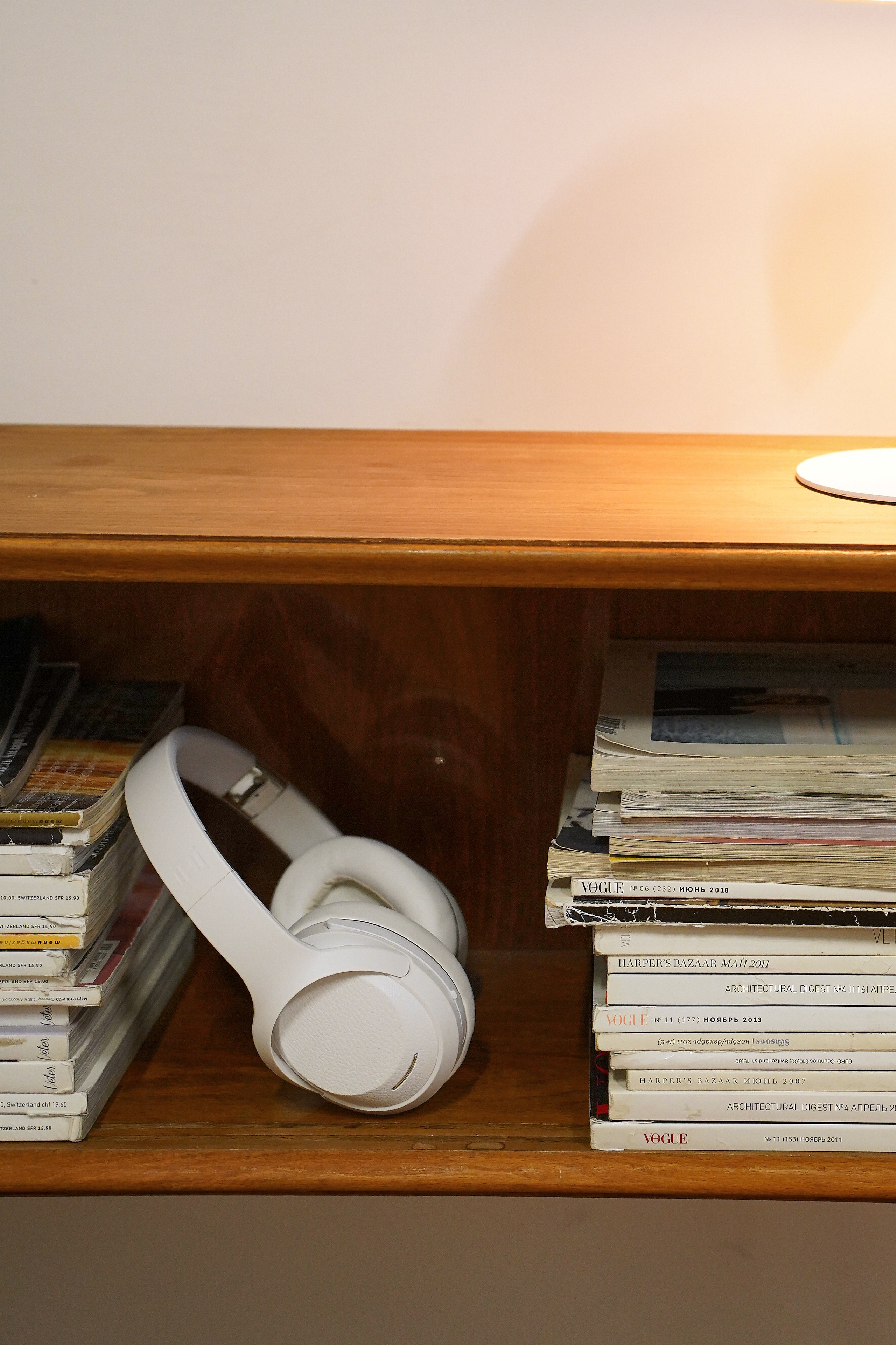 Наушники в интерьере. Фотограф