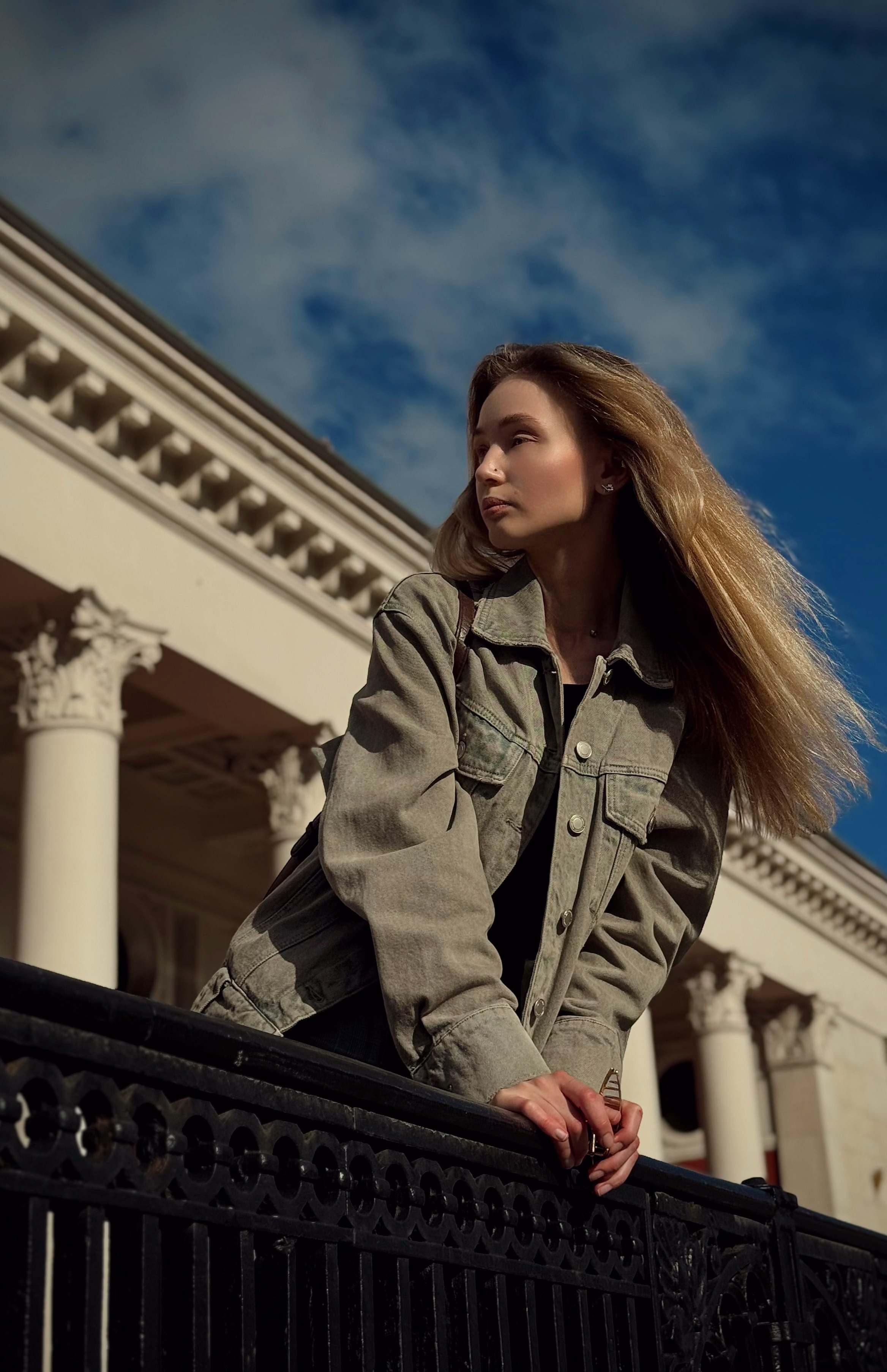 Среди колонн. Фотограф видеограф в Москве и Московской области Саша Секрет