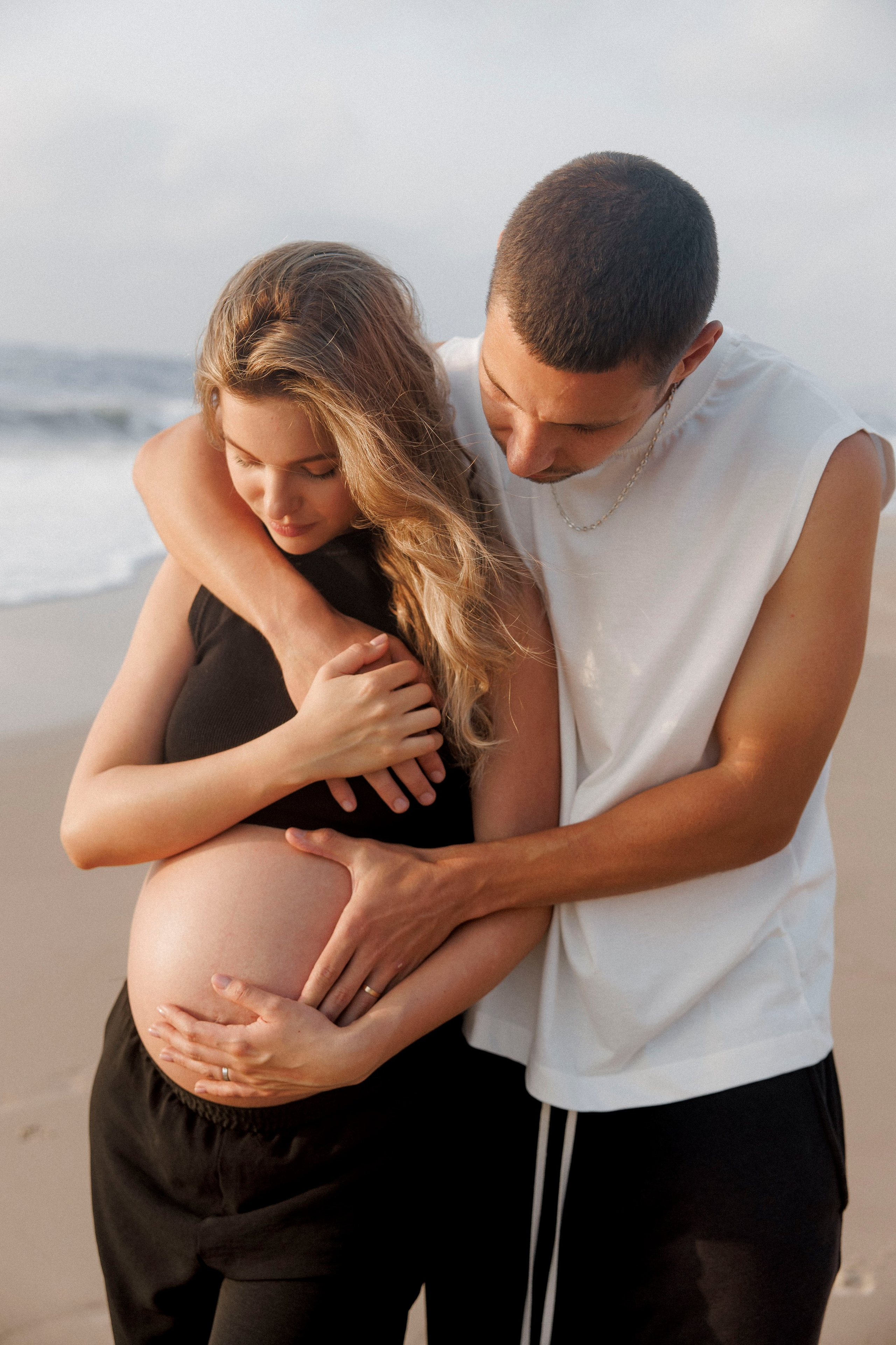 Pregnancy photoshoot near the sea (cloudy weather). Главная
