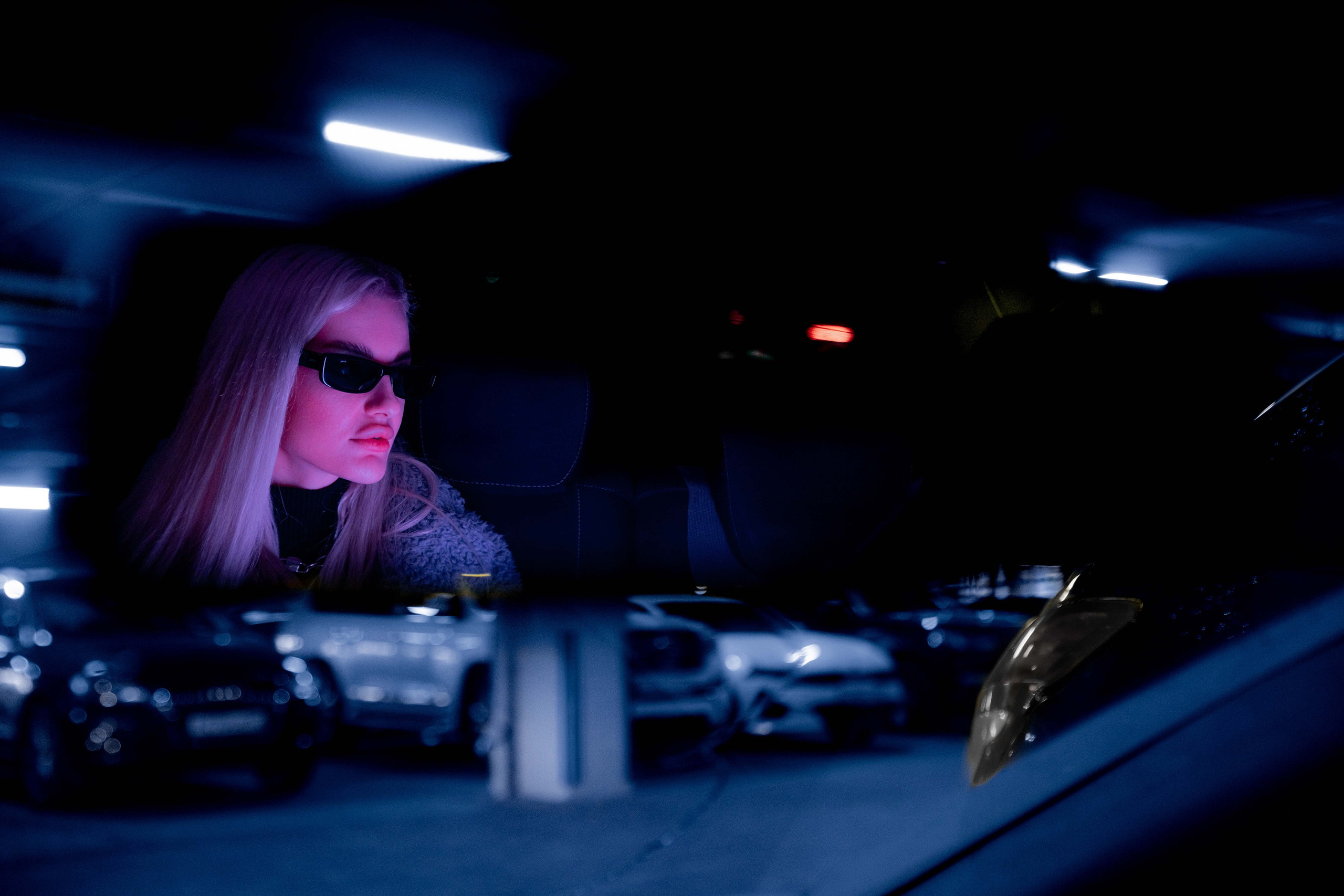 Девушка в машине, свет неон