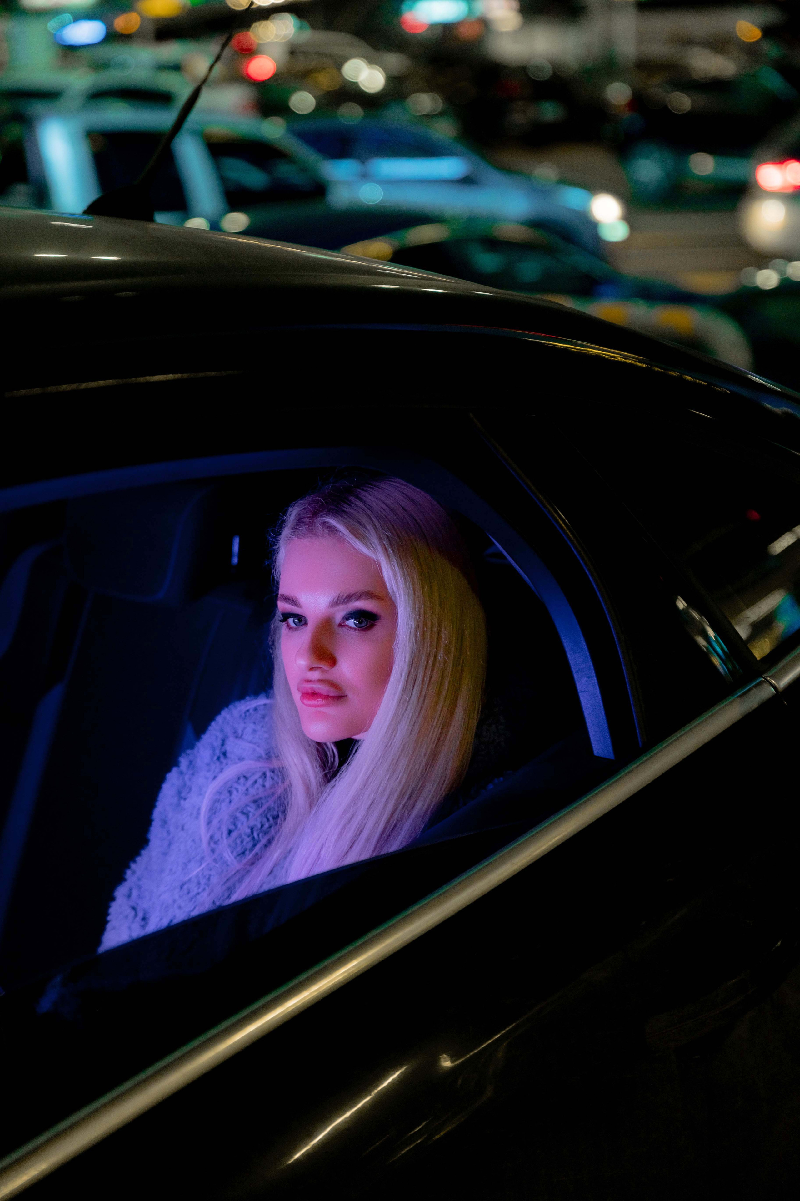 фотосессия в машине, синий свет светит на модель