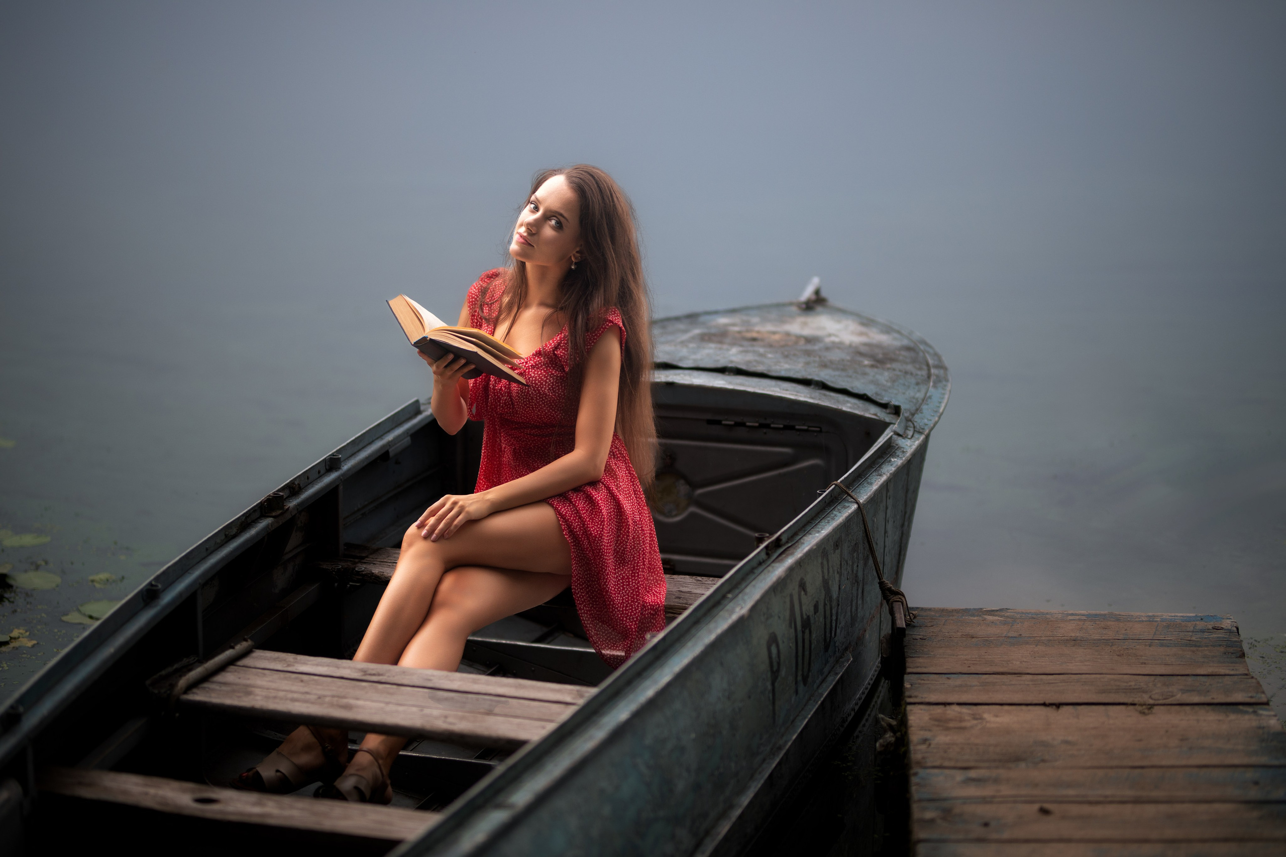 Съемка с Екатериной на рассвете на берегу реки