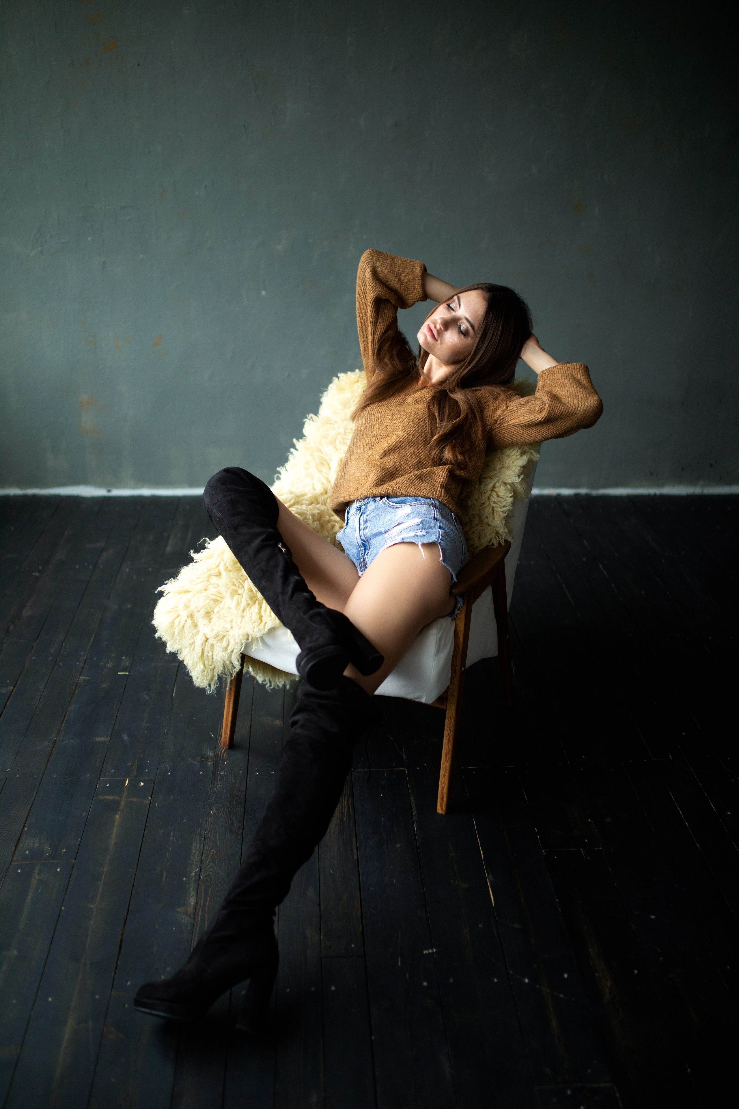 Фотосет с Анастасией в студии с минимальным интерьером в формате для «себя»