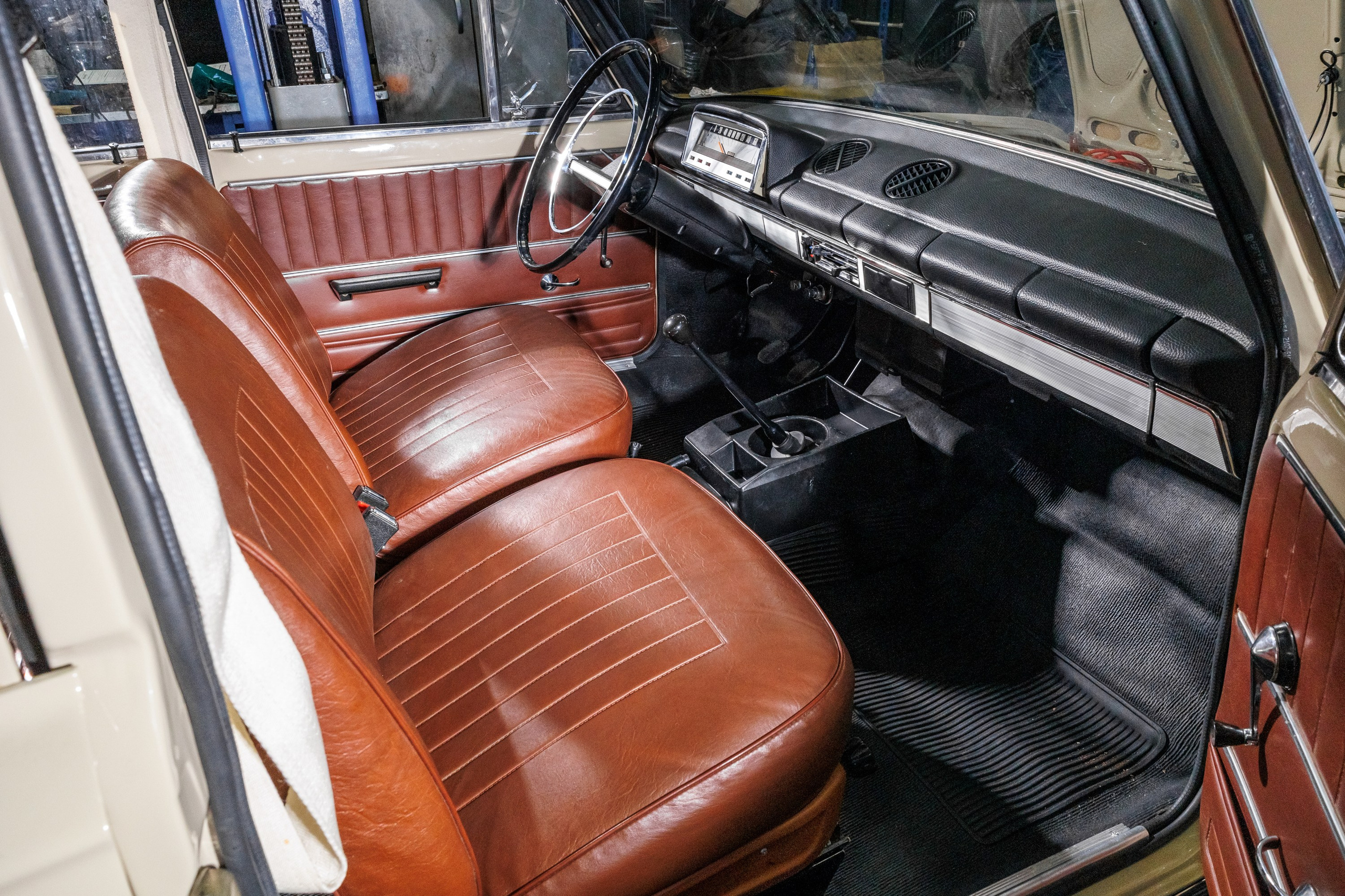 Автомобильная фотосъемка ВАЗ 2101 после реставрации в Бюро "Наследие"