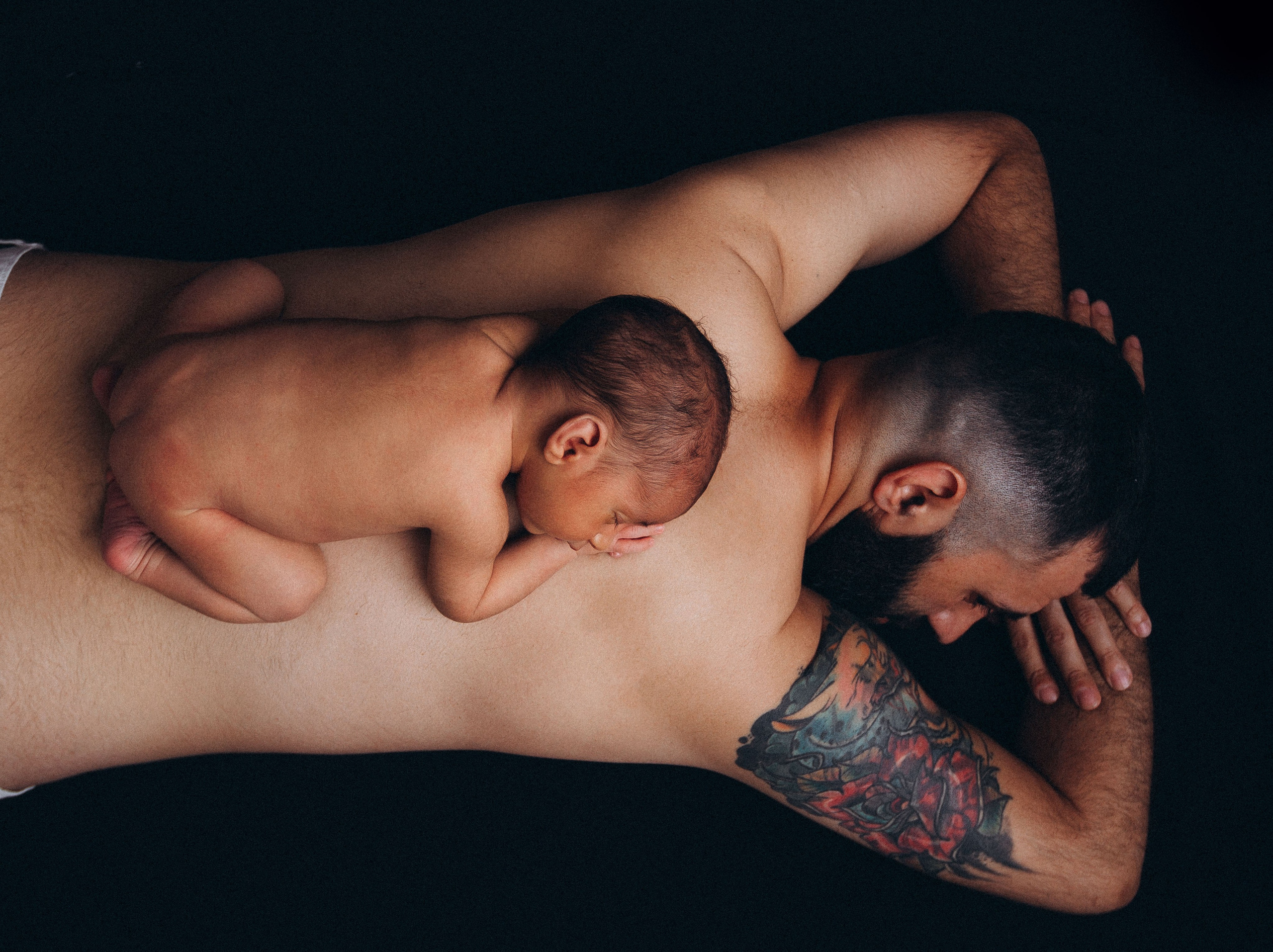 Малыш лежит на папе