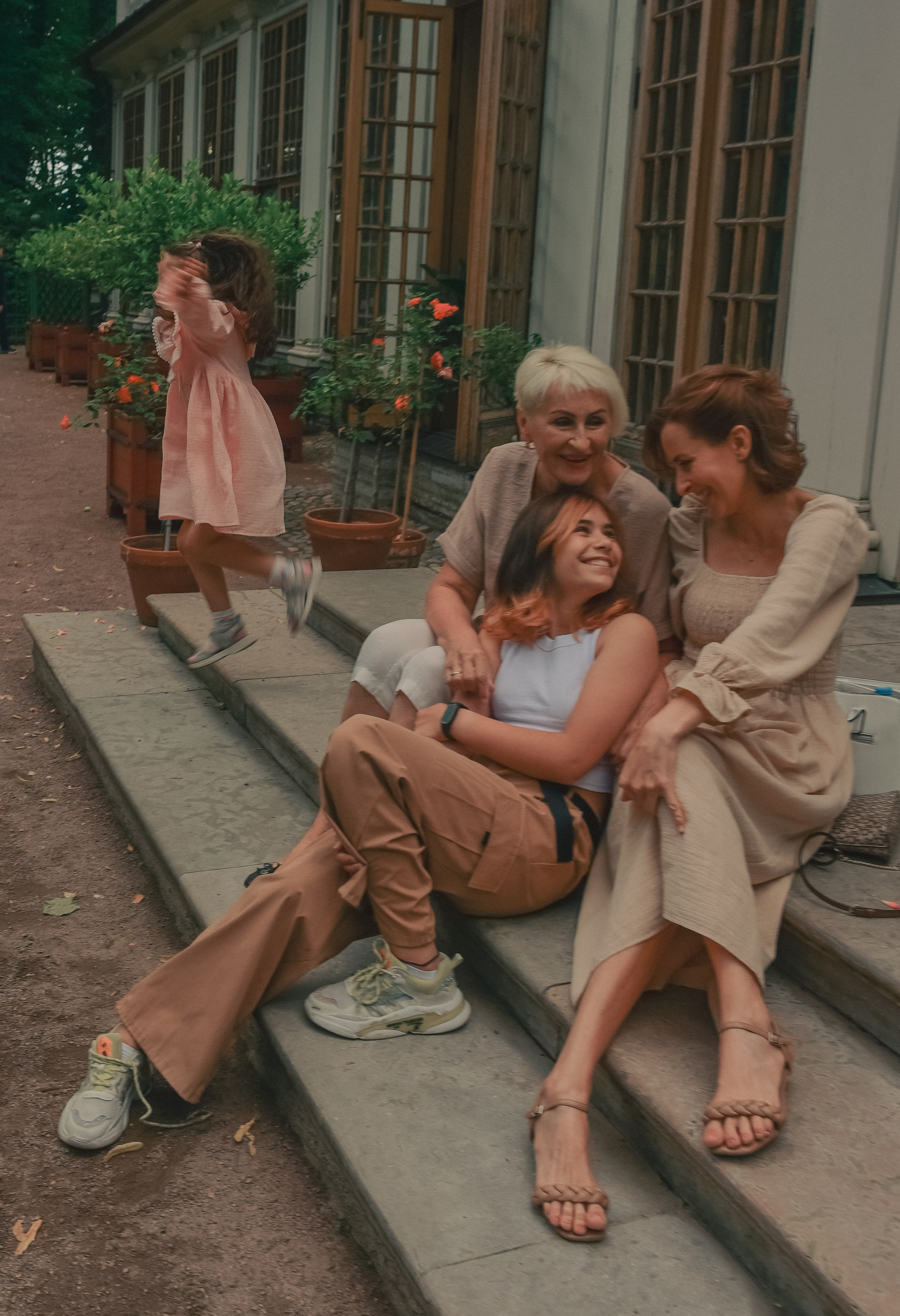 Фотосессия в Летнем саду. Анна, Татьяна, Злата и Эвелина. Семейный и свадебный фотограф в Санкт-Петербурге Яна