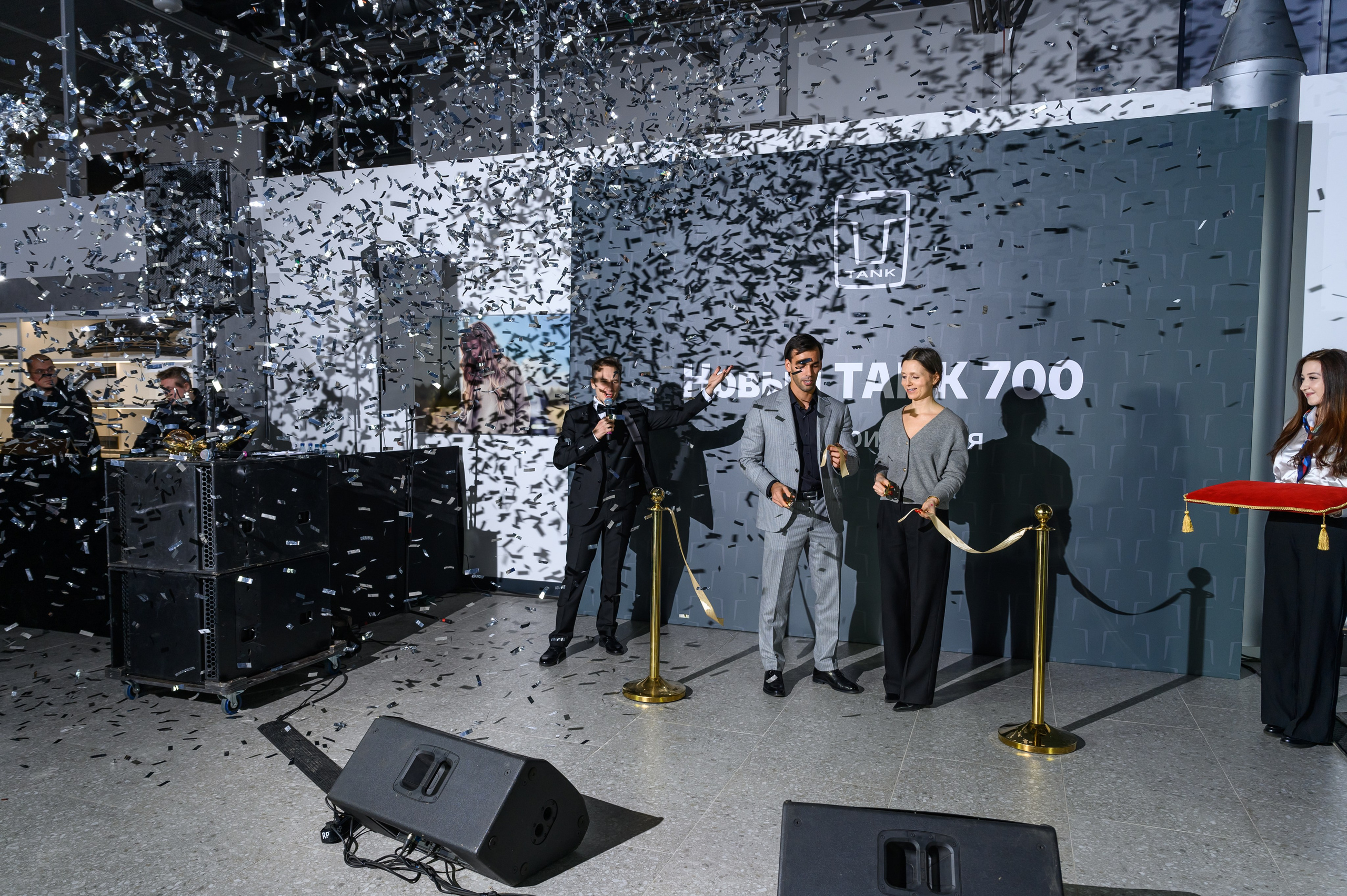 Автосалон Танк. Свадебный фотограф Москва Юрий Кульман