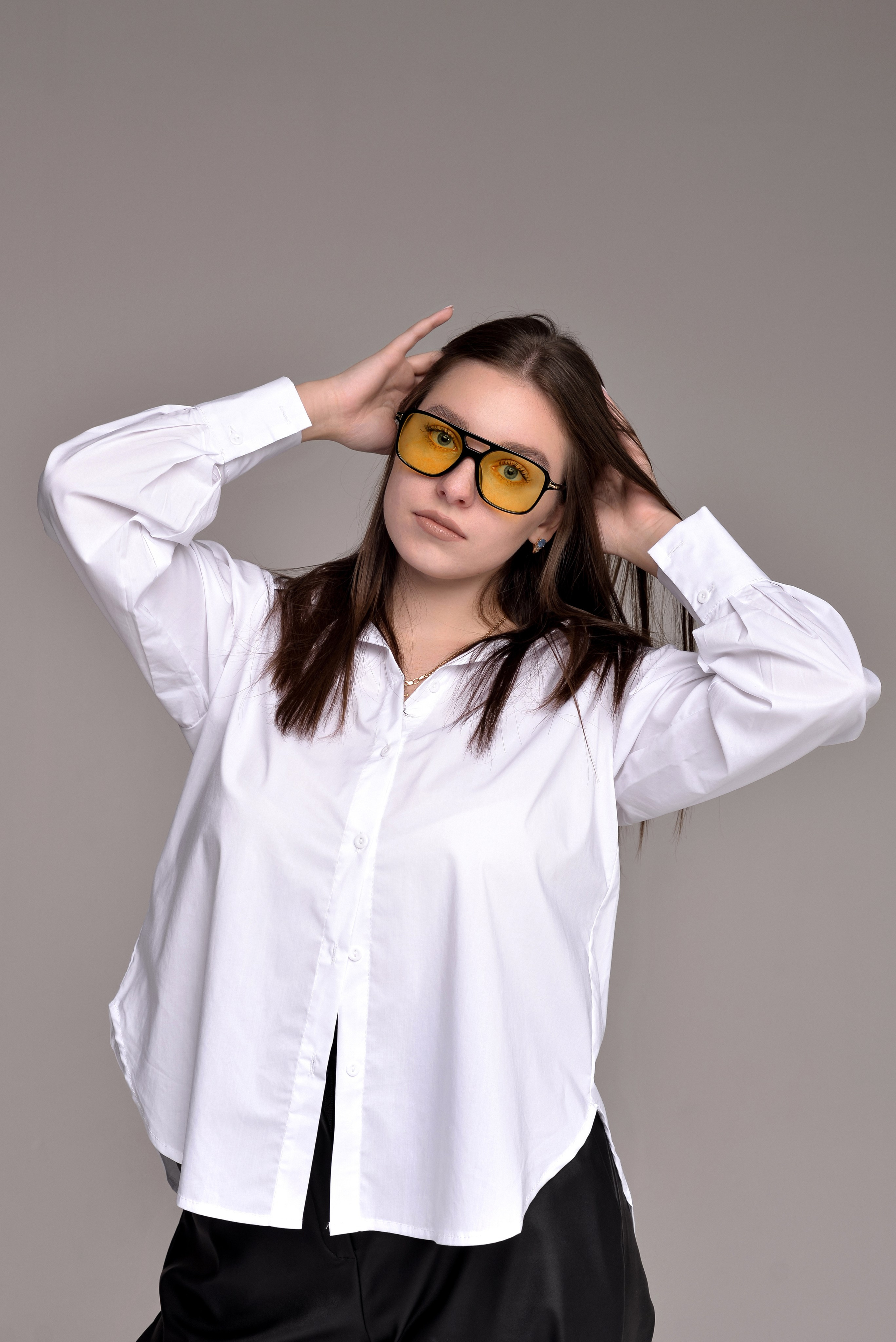 2 подруги на циклораме, Алина и Катя. Семейный и свадебный фотограф Галина Абакумова, фотосессии в Белгороде