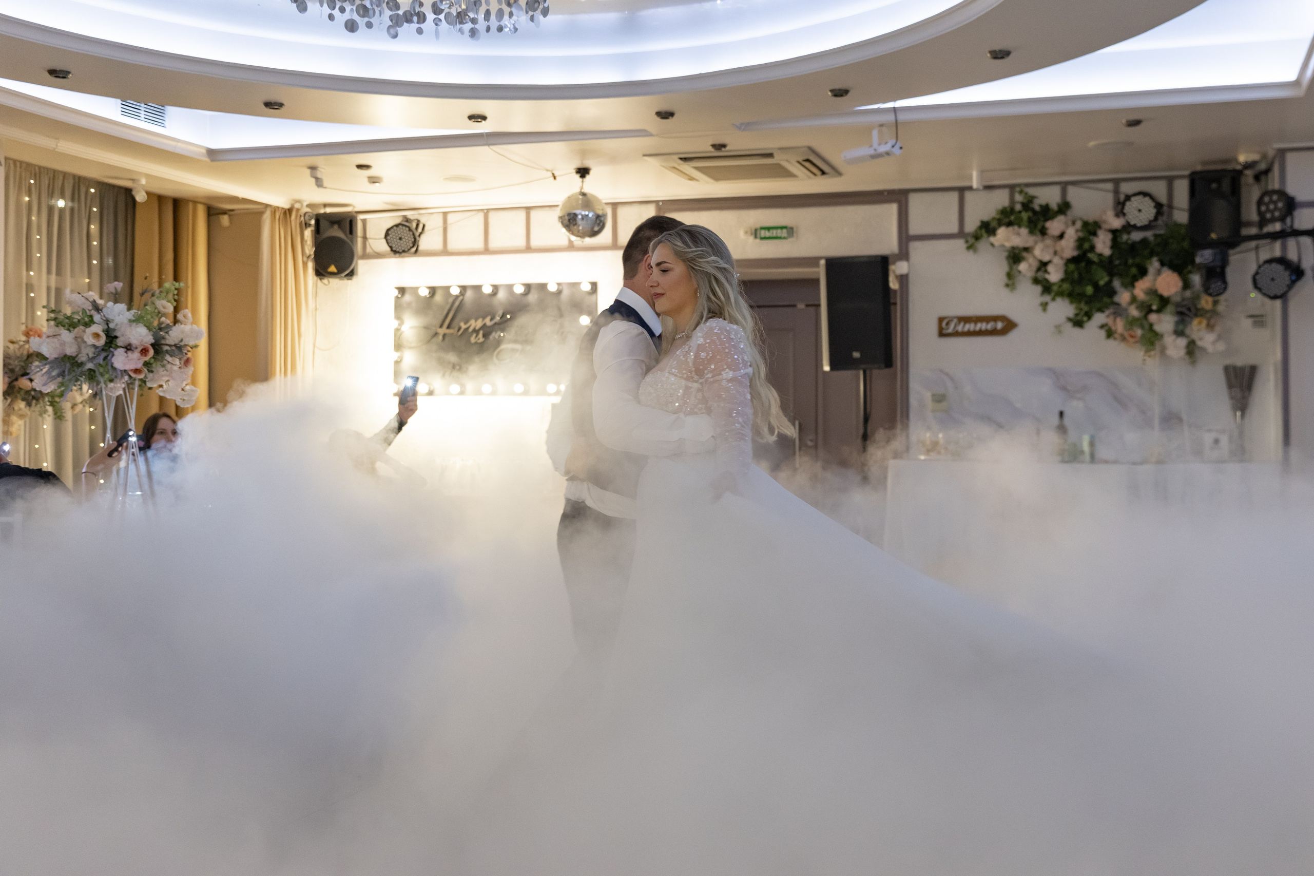 Пара танцует в центре зала