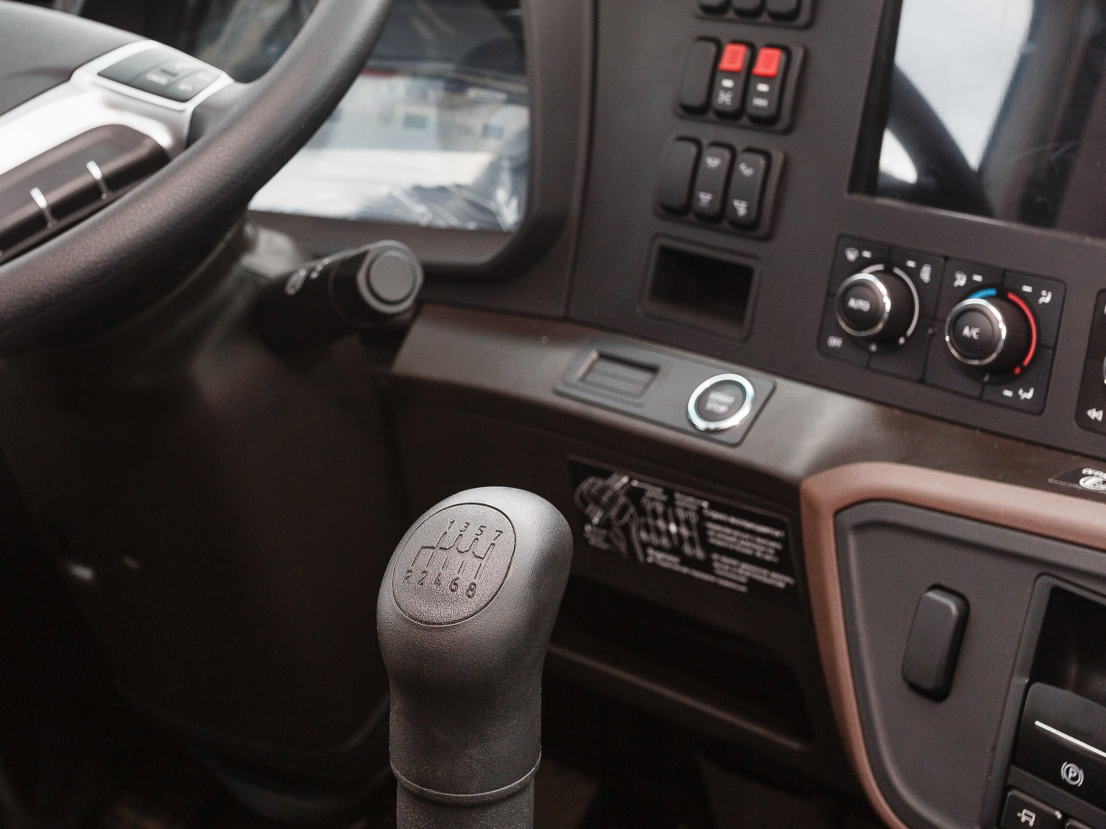 Профессиональная съёмка легковых автомобилей и большегрузов для продажи и контента. Выездная фотосессия спецтехники в Санкт-Петербурге. Репортажный фотограф Сергей Пушкин в СПб. Промышленная фотосъёмка авто. Фотограф для дилеров и производителей. 