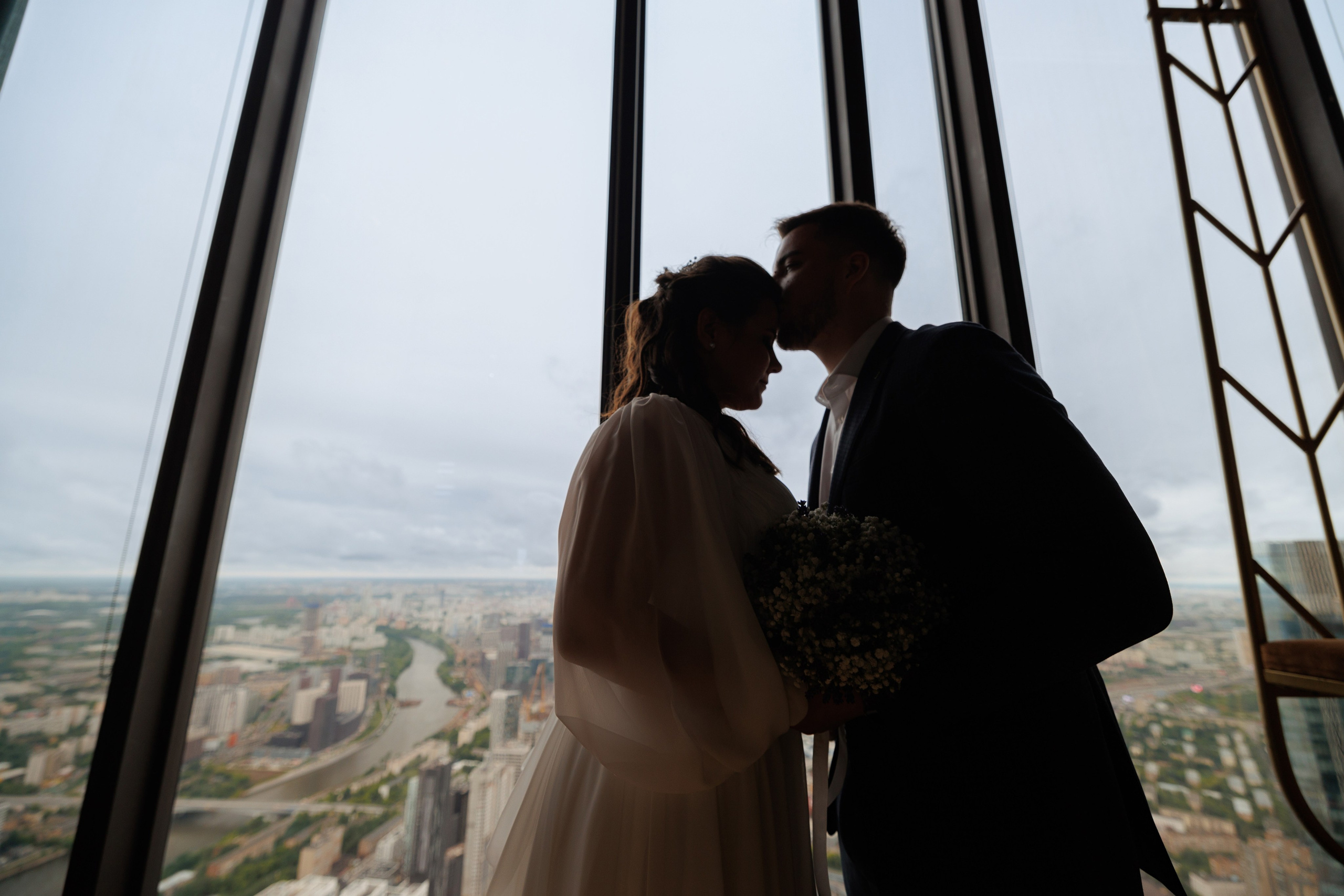 Фотограф на регистрацию в ЗАГС Москва Сити Birds Башня ОКО. Примеры фото, отзывы молодоженов и заявка на регистрацию через официальный сайт.