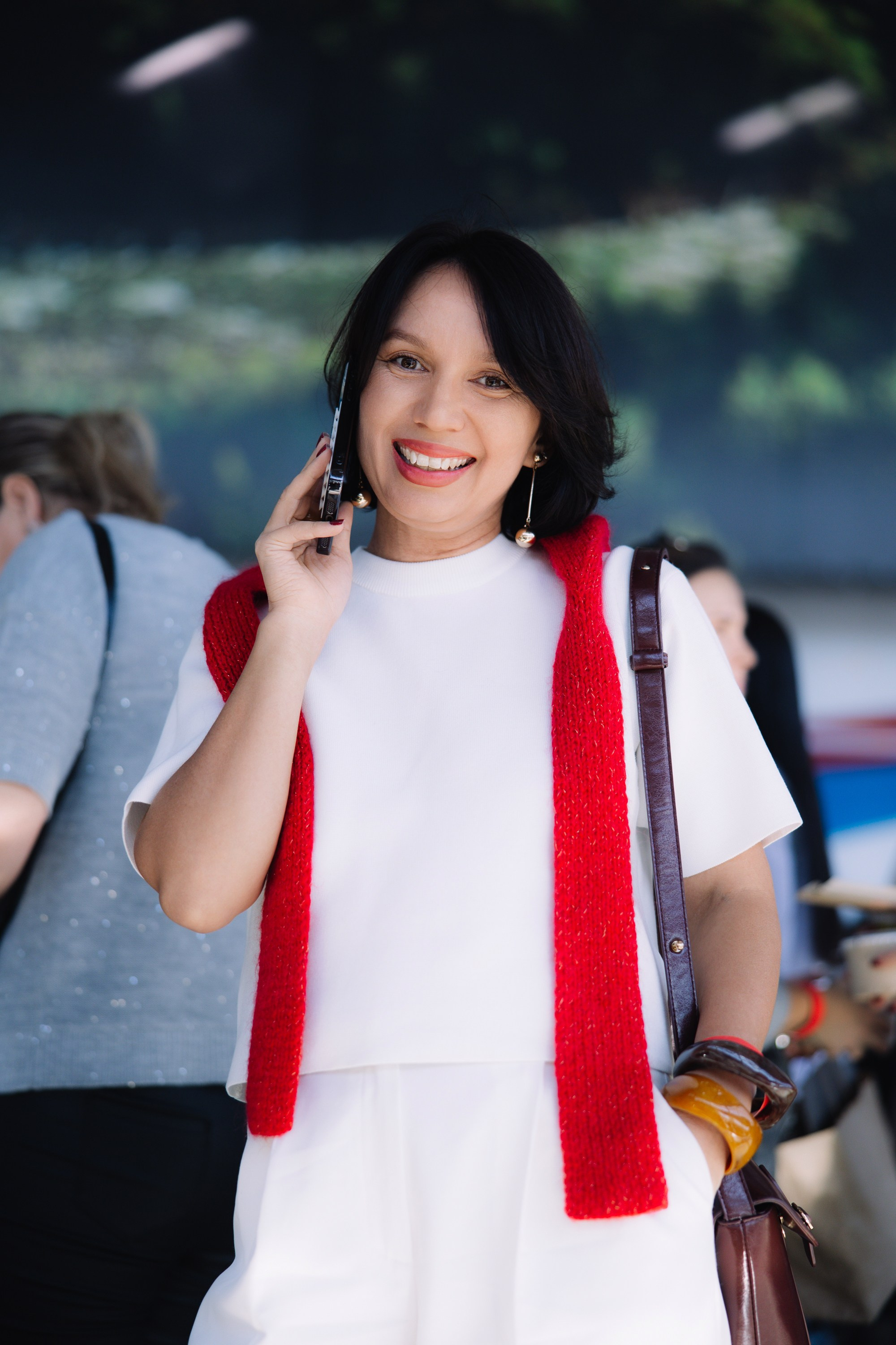 Девушка с телефоном: Эмоциональный портрет участницы конференции «Альфа Конфа», лайфстайл-репортаж.