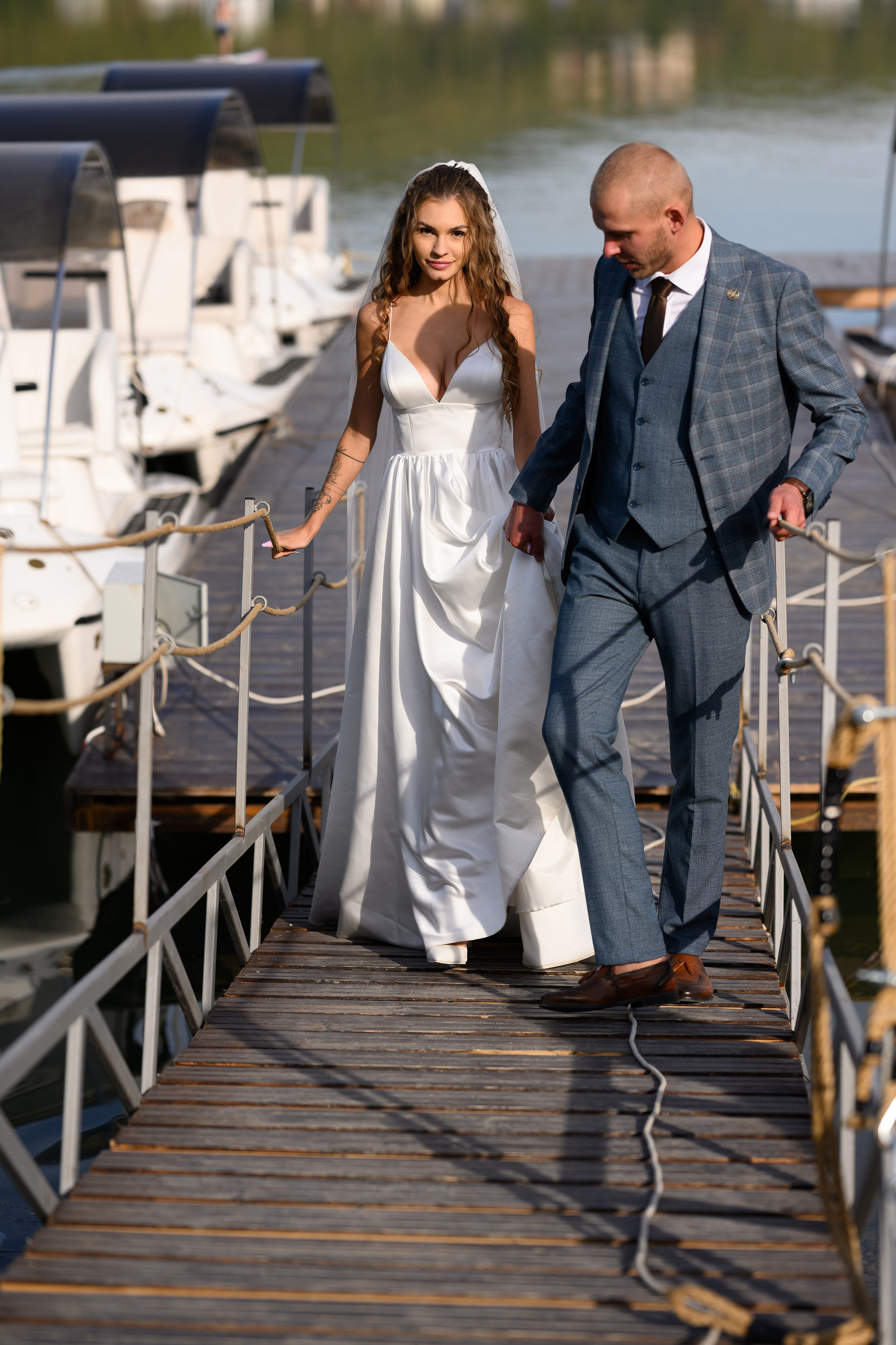 Молодожены идут по трапу.