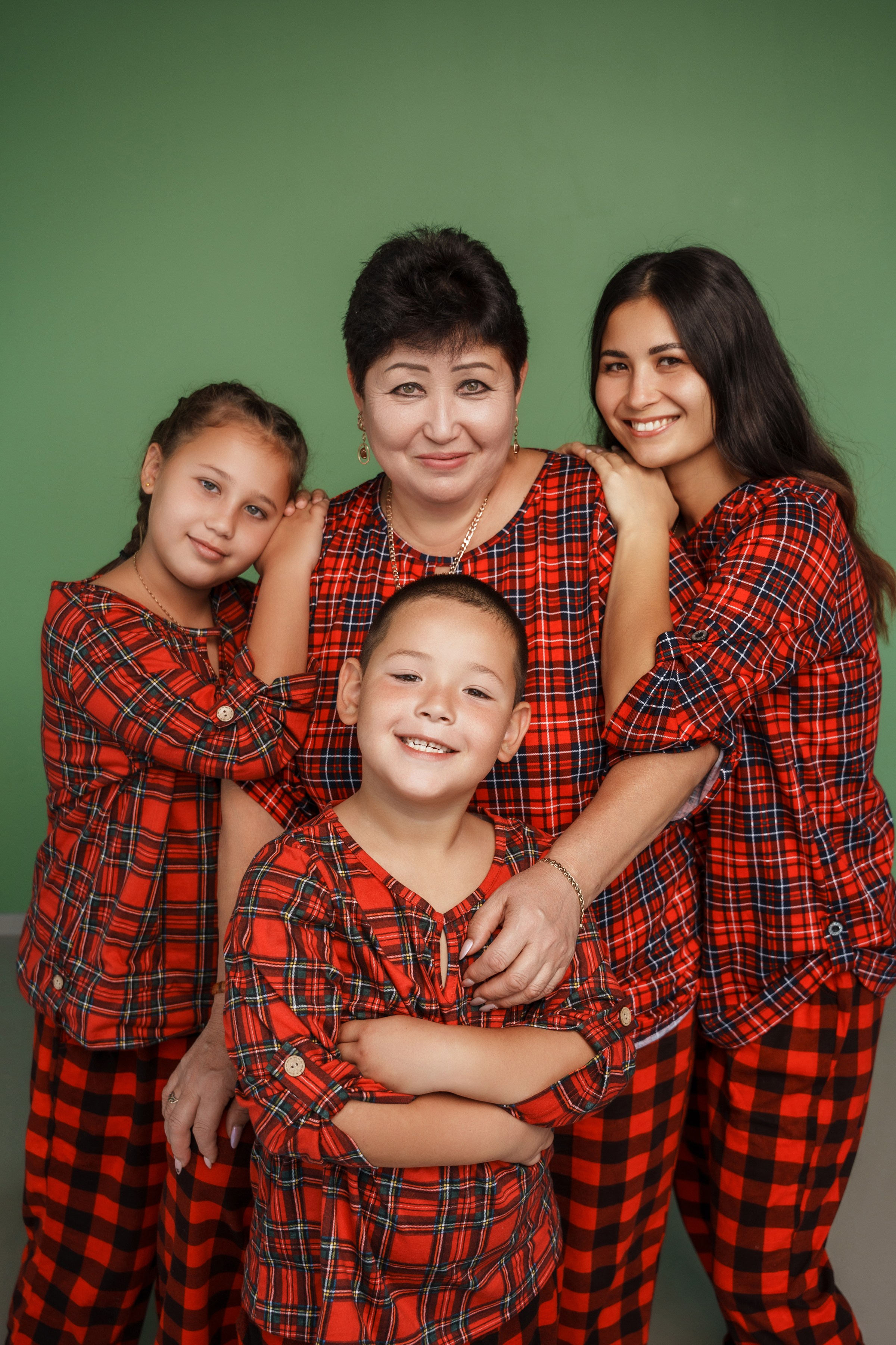 Семейная сьемка в студии с близкими. Ольга Плаксина фотограф в Саратове