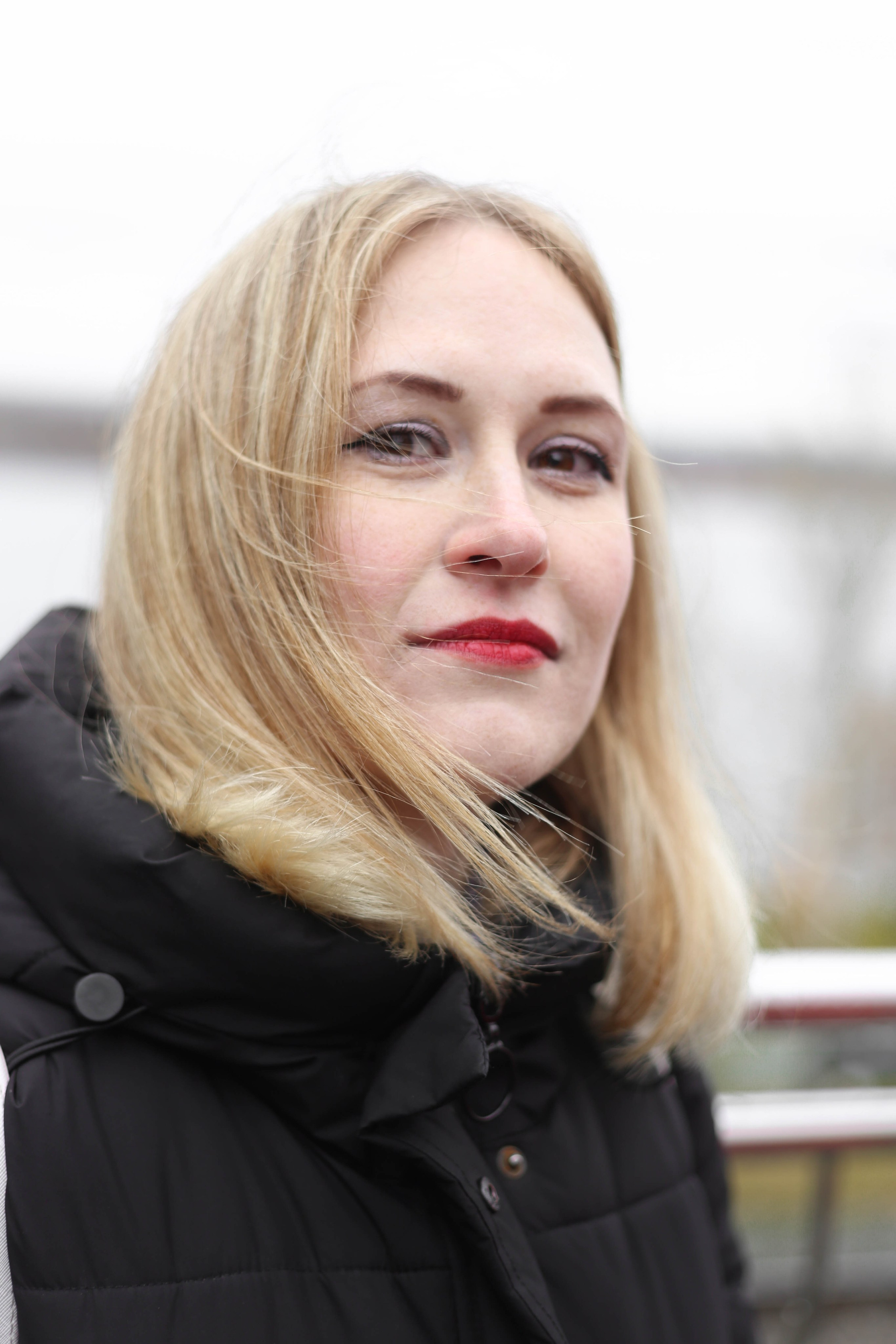 Маша на набережной. Часть 2. Фотограф Пермь. Фотосессия в фотостудии Перми и на свежем воздухе