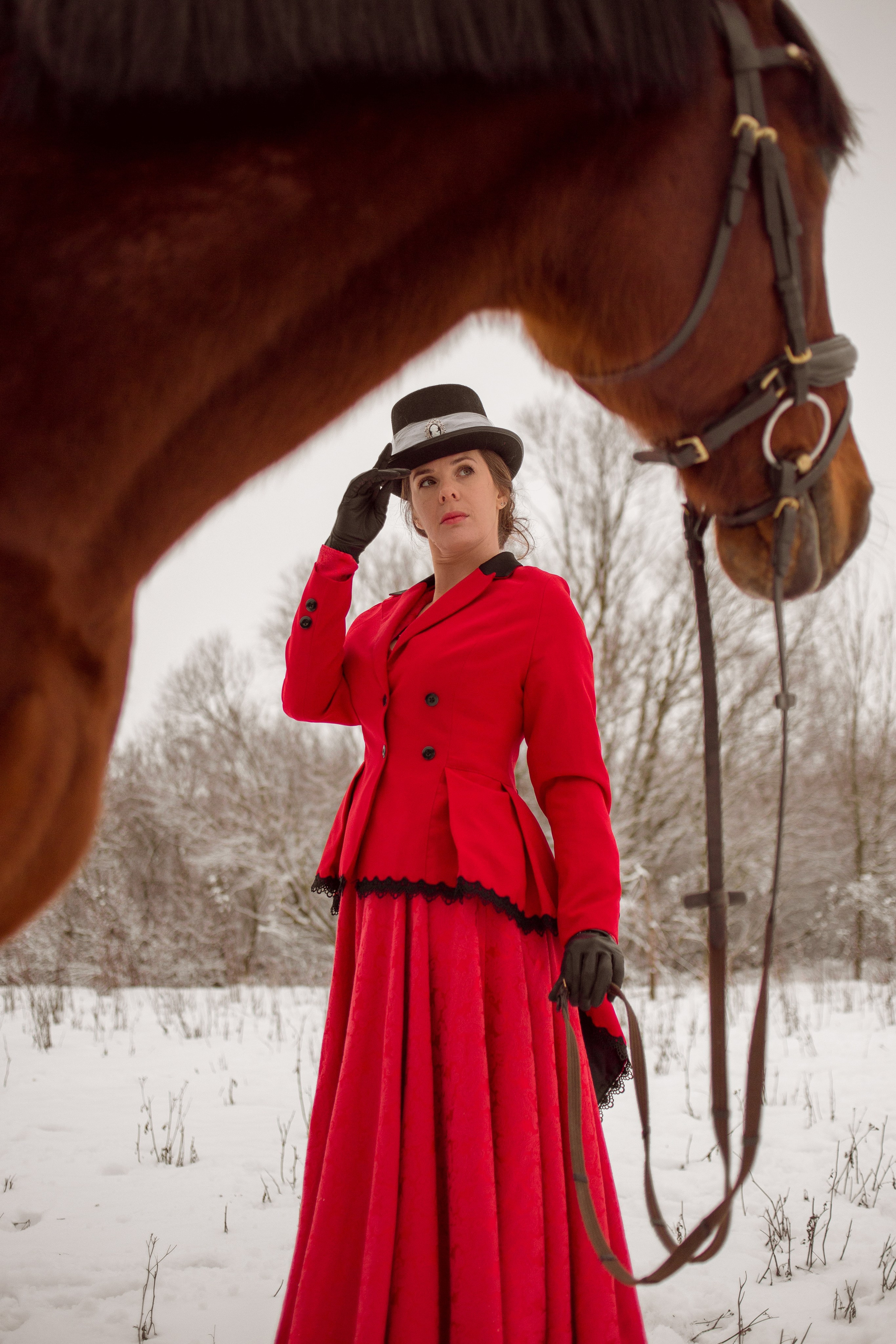 Фотосессия с лошадью в красном костюме