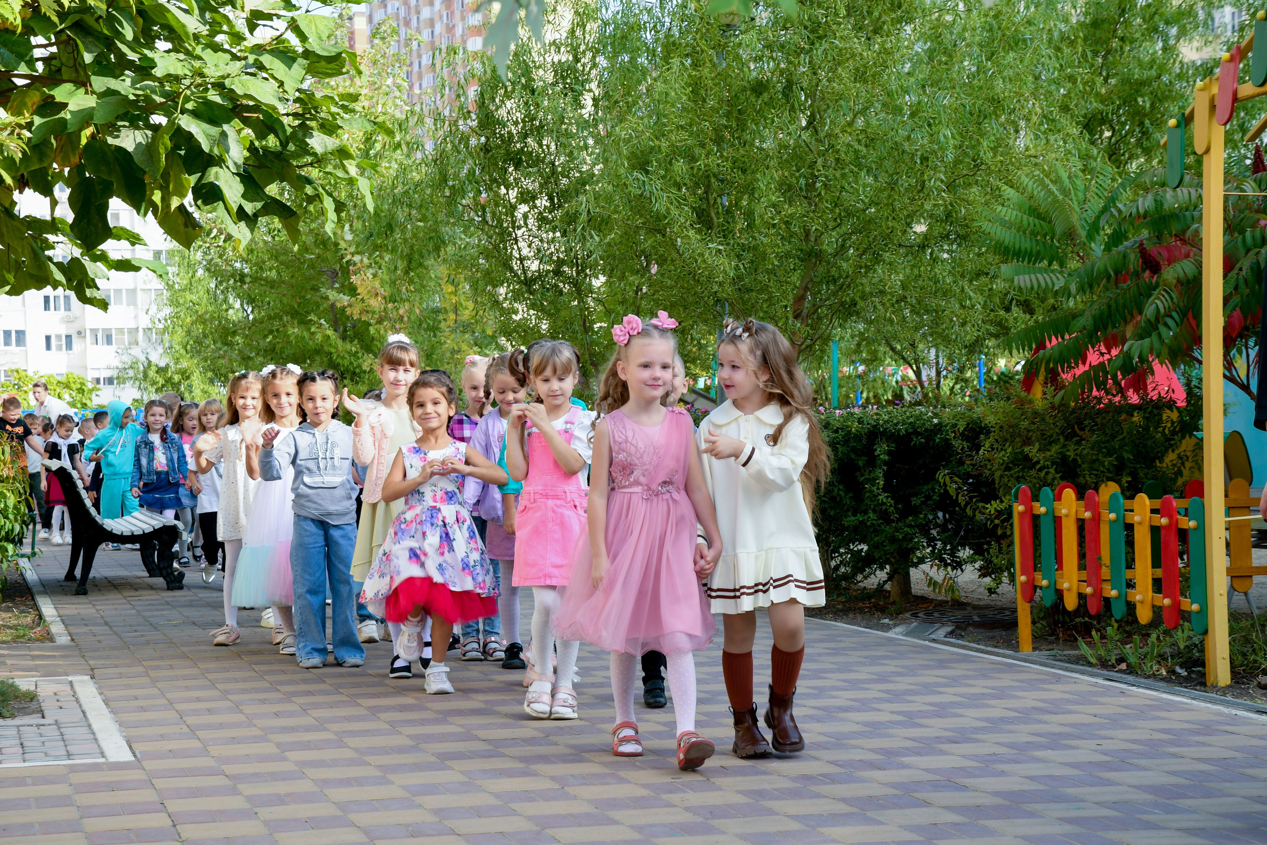 Выпускники на прогулке. Вячеслав Скрипник Фотограф Краснодар