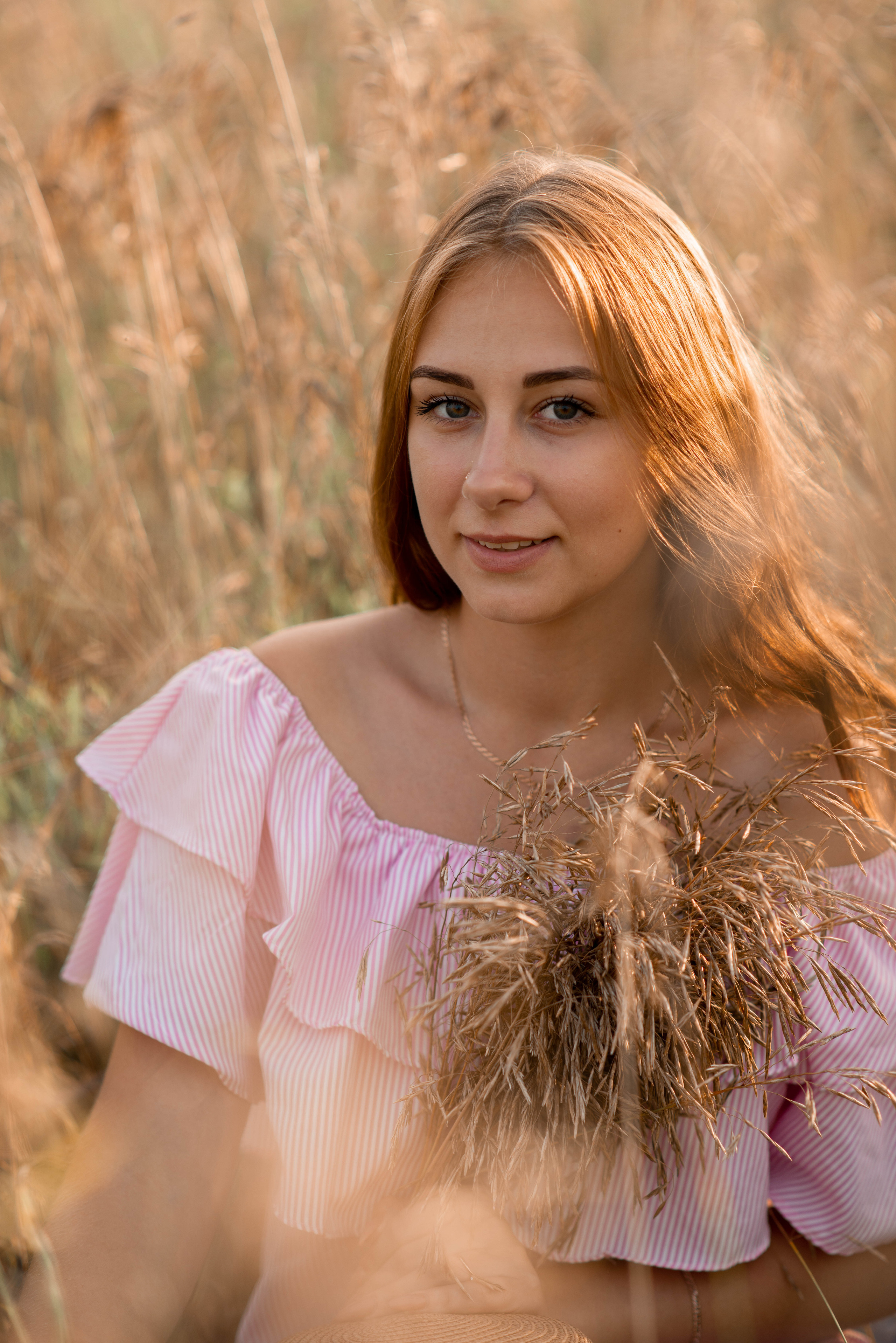 Девушка в поле. Семейный и свадебный фотограф в Абакане Юлия Су