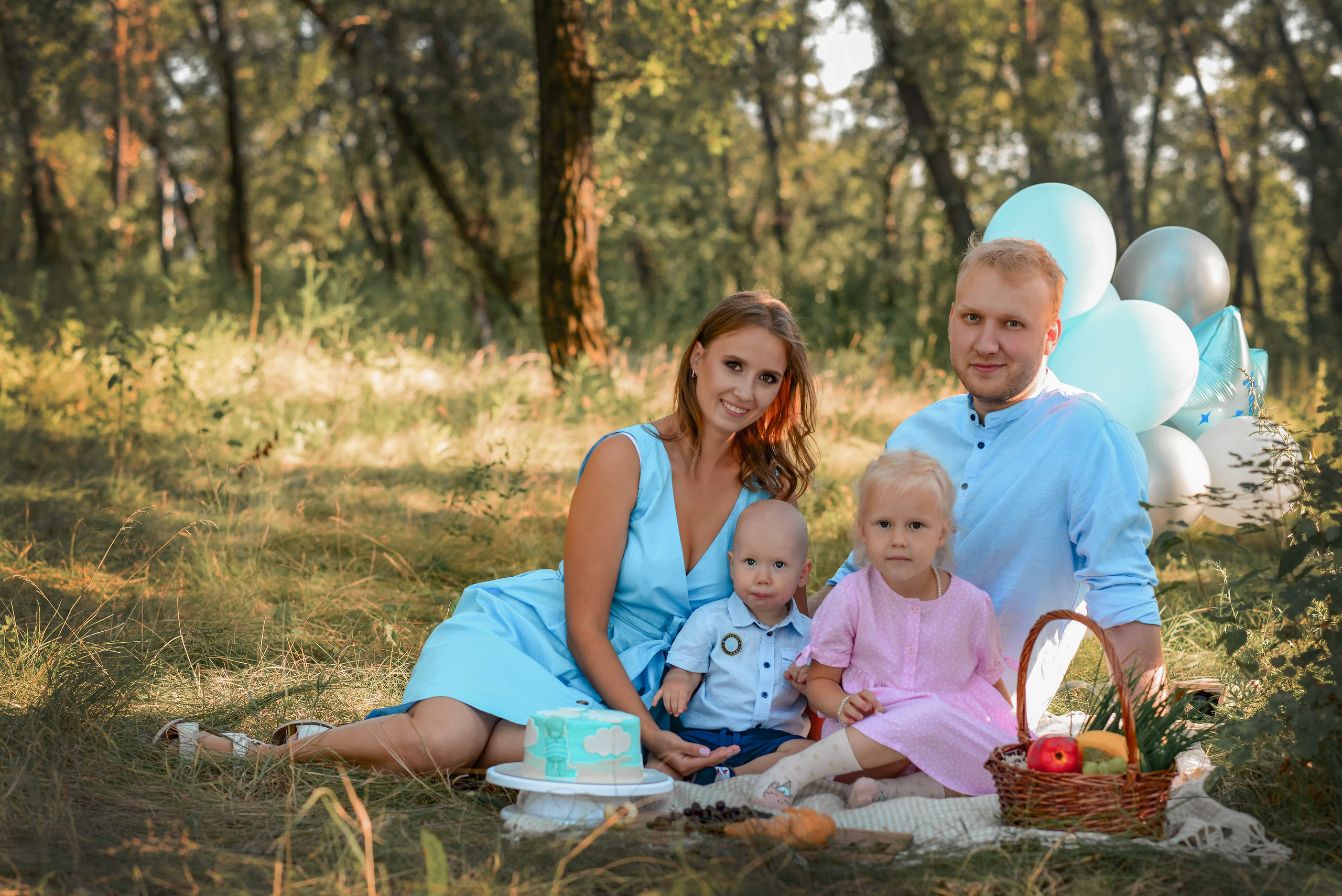 Евгения и Юрий их дети Миша и Яна. Семейный и свадебный фотограф в Абакане Юлия Су