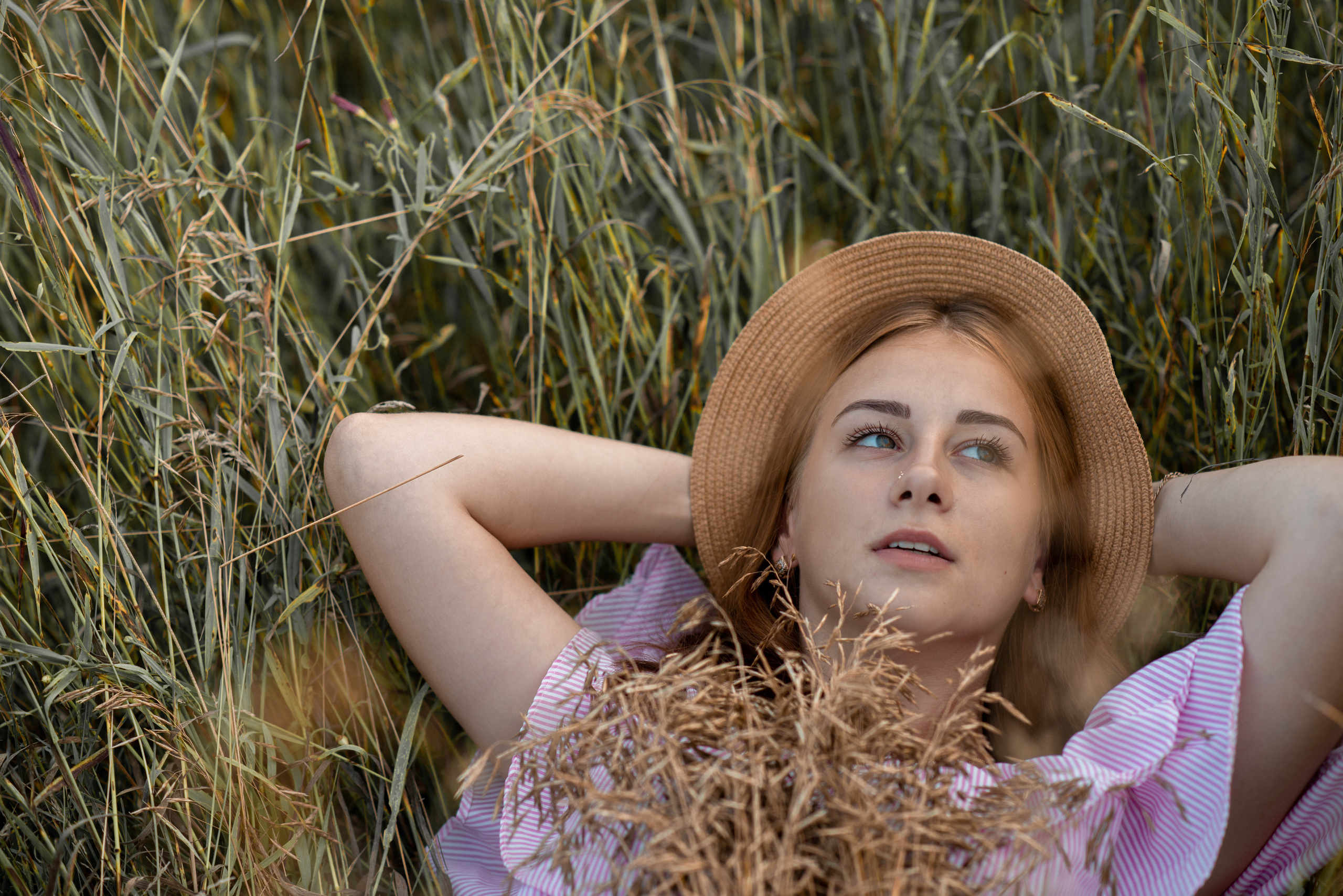 Девушка в поле. Семейный и свадебный фотограф в Абакане Юлия Су