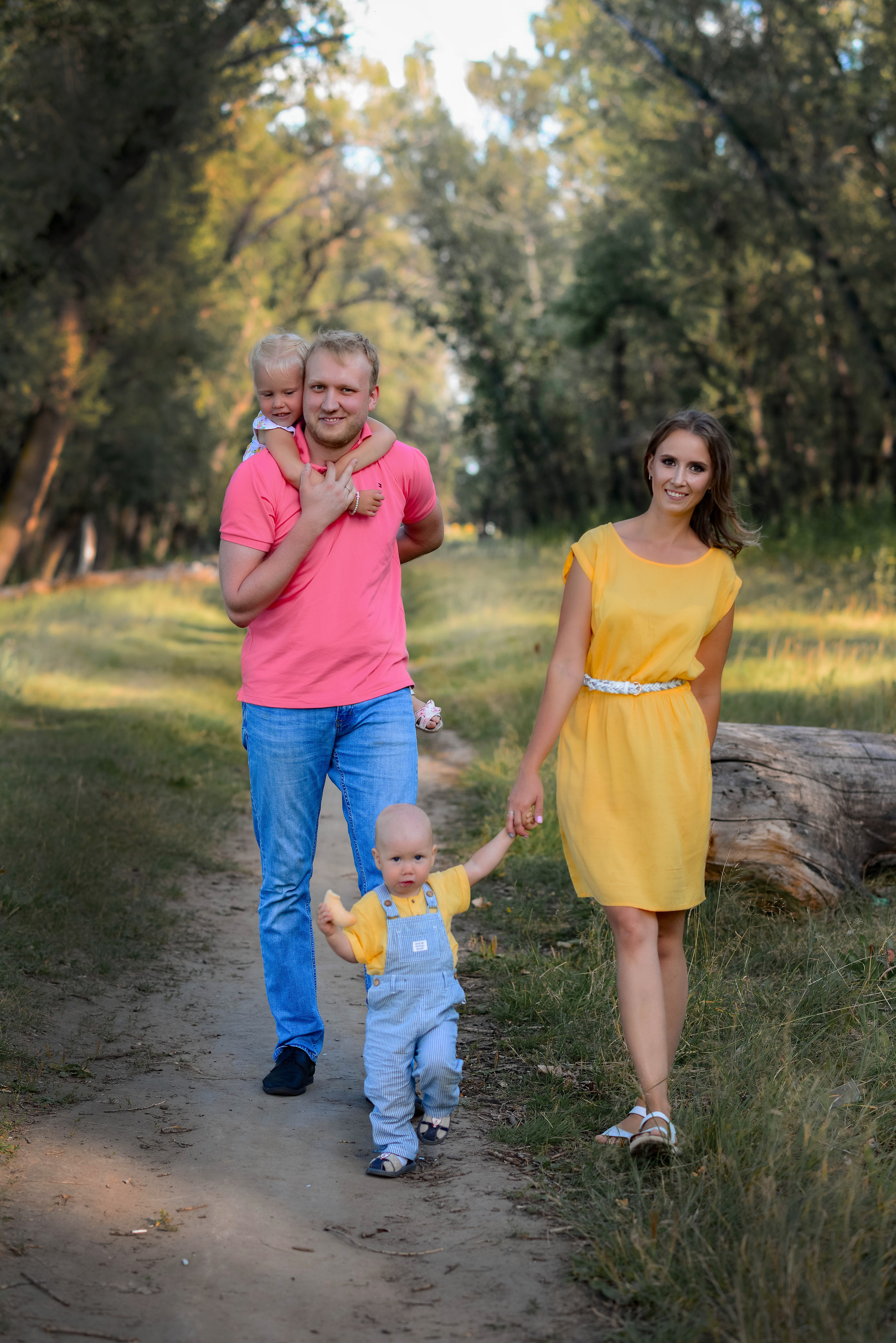 Евгения и Юрий их дети Миша и Яна. Семейный и свадебный фотограф в Абакане Юлия Су