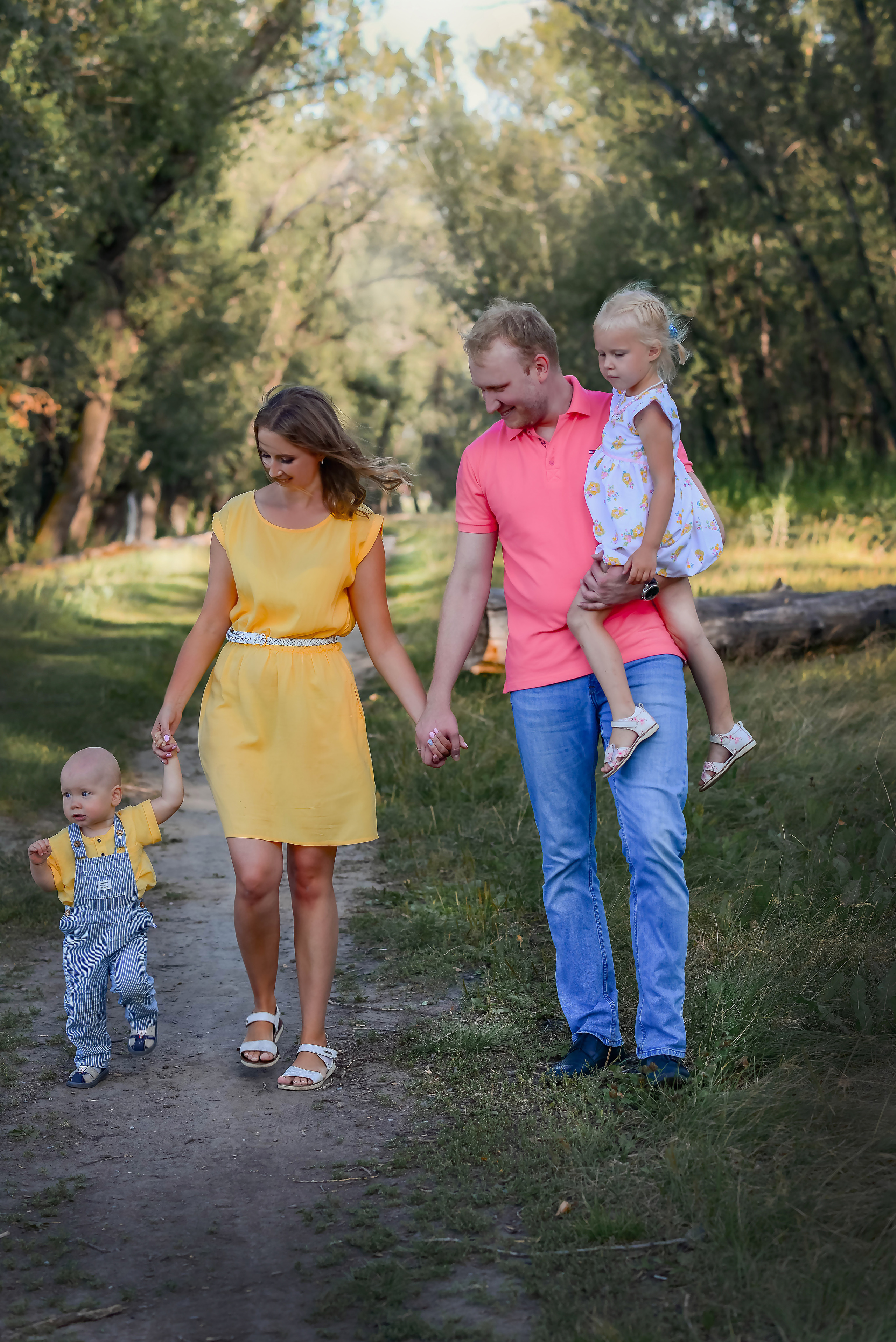 Евгения и Юрий их дети Миша и Яна. Семейный и свадебный фотограф в Абакане Юлия Су