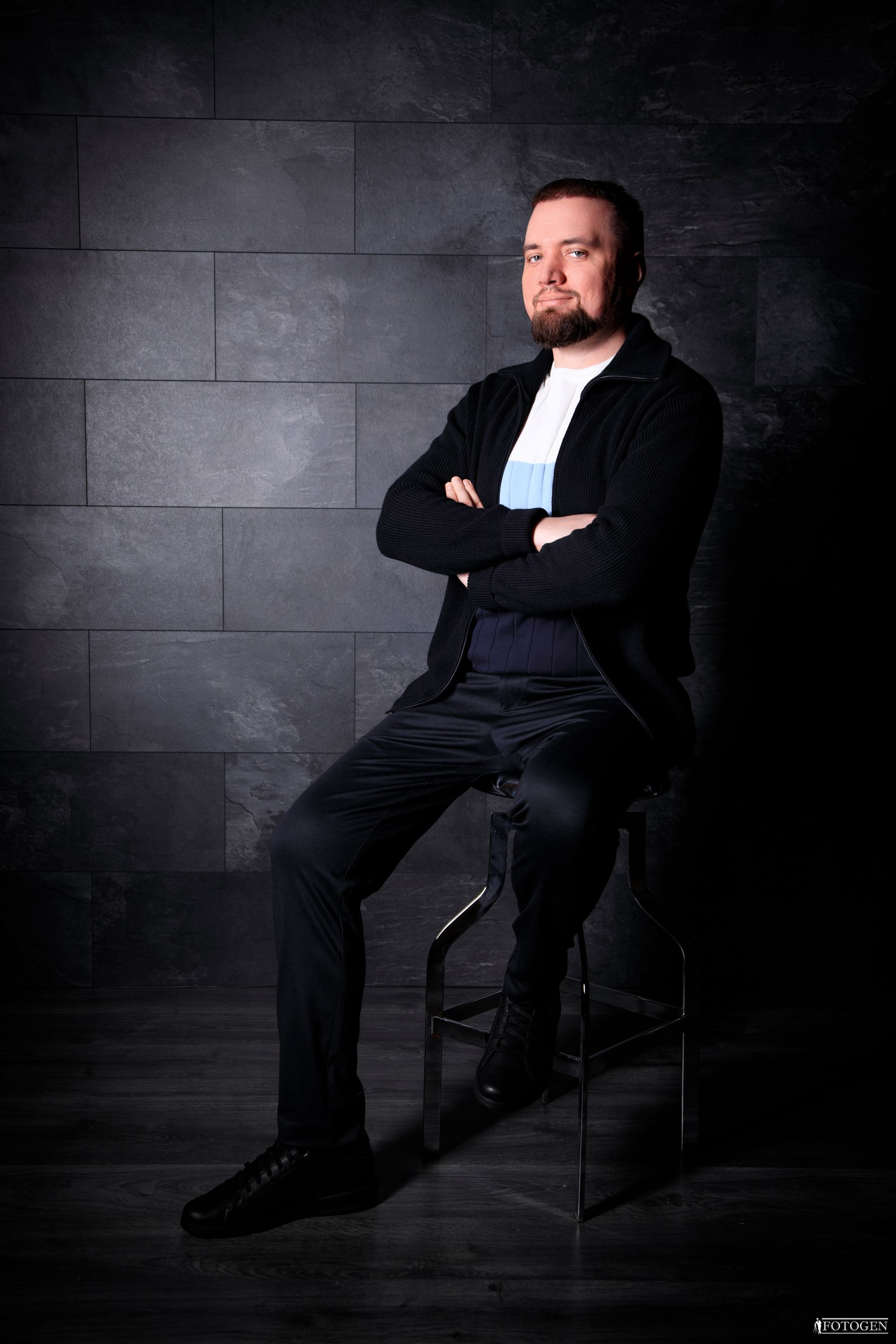 Профессиональная мужская фотосессия в Fotogen: Ваша история в кадре. Интерьерная фотостудия FOTOGEN г. Краснодар