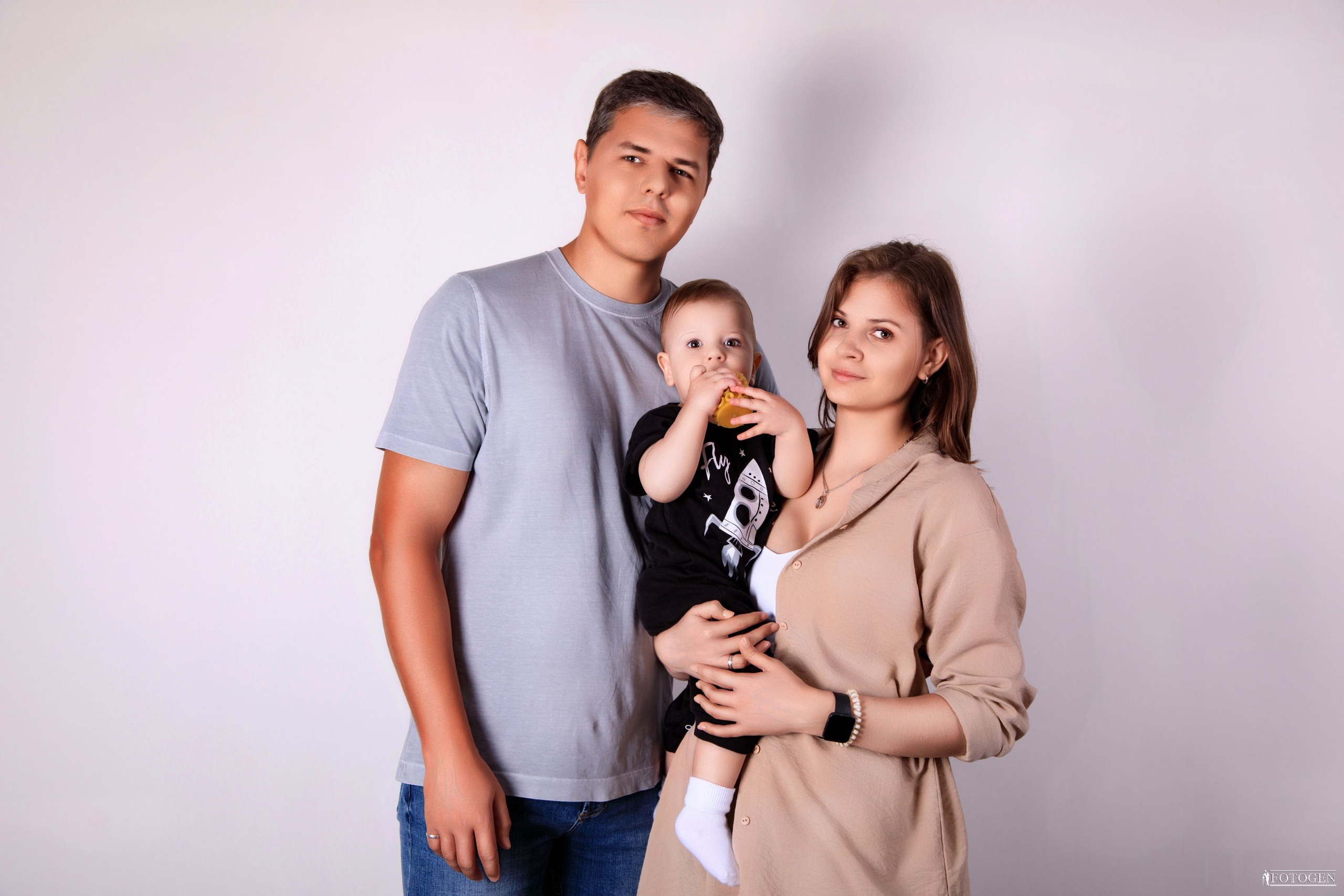 Семейная фотосессия: мама, папа и малыш | Портфолио Fotogen. Интерьерная фотостудия FOTOGEN г. Краснодар