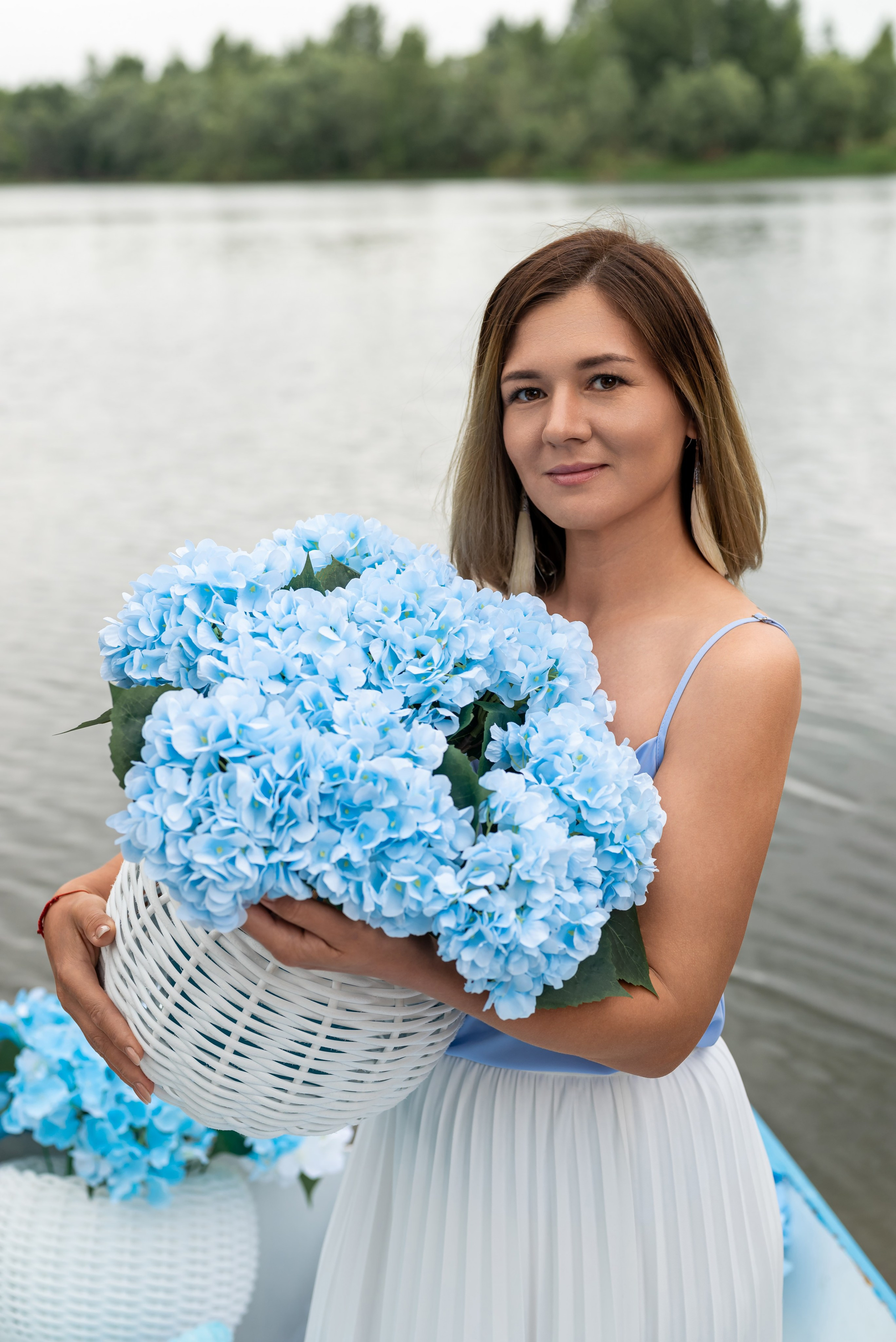 Фотопроект на лодке с голубыми гортензиями. Фотограф в городе Салават
