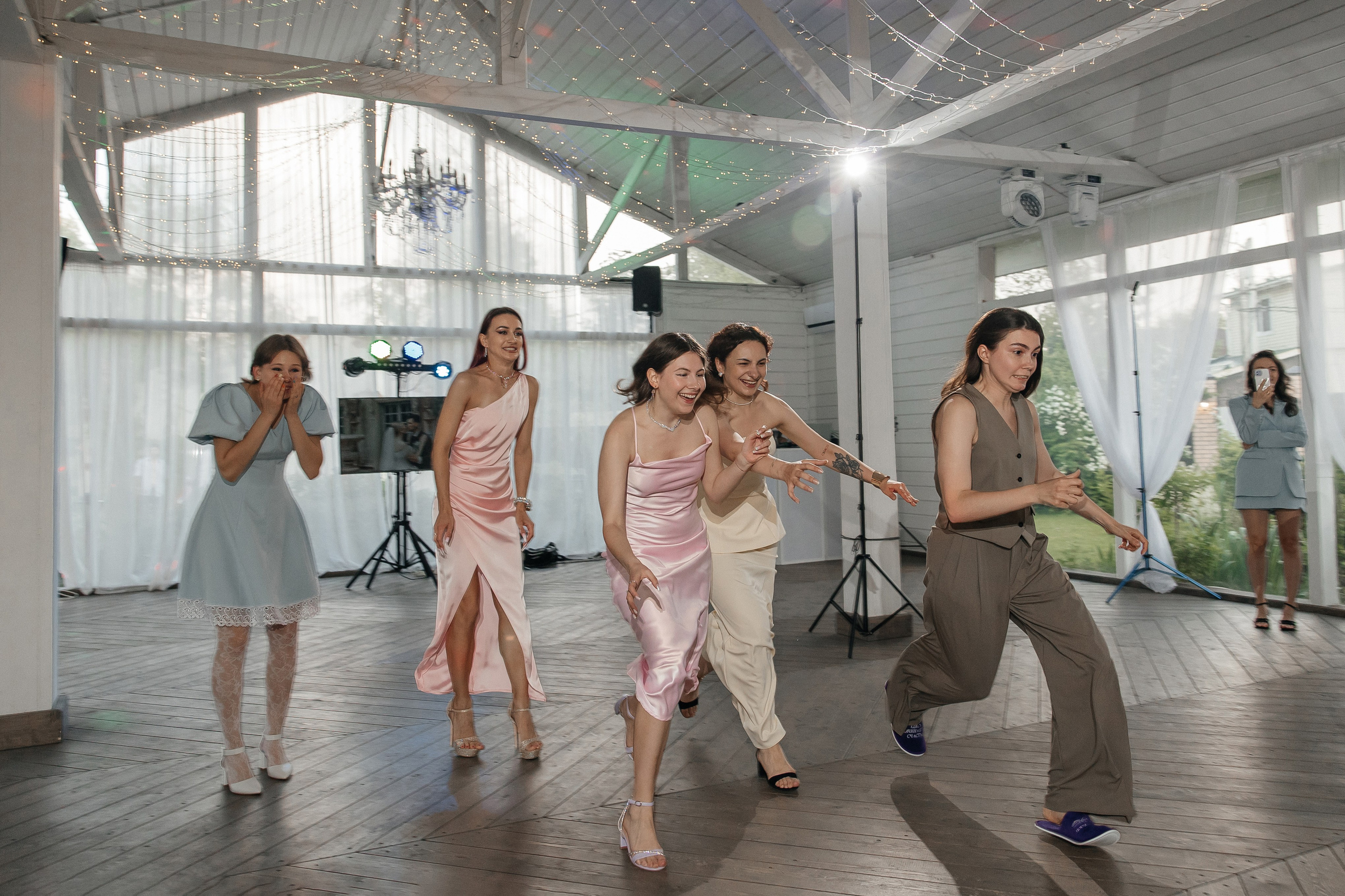 Свадебная фотосессия в ресторане Турандот, свадьба на площадке House for wedding Дом у озера. Свадебный фотограф в Москве Дарья Олендарёва