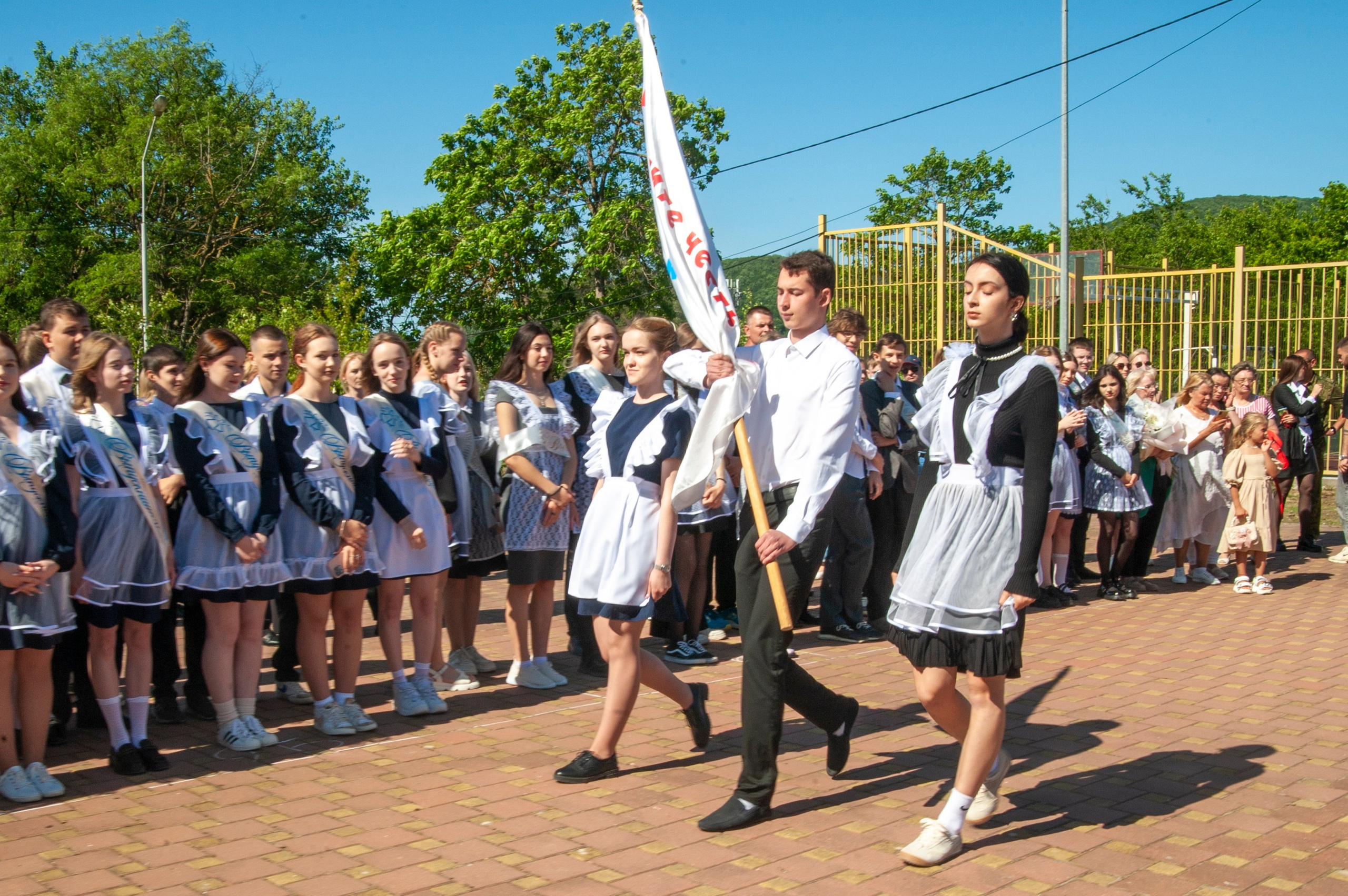 Последний Звонок МАОУ СОШ № 17 им. Эдуарда Есаяна — Архипо-Осиповка. Свадебный и семейный фотограф Денис Лукьянов в Краснодаре, Краснодарском крае и Республике Крым