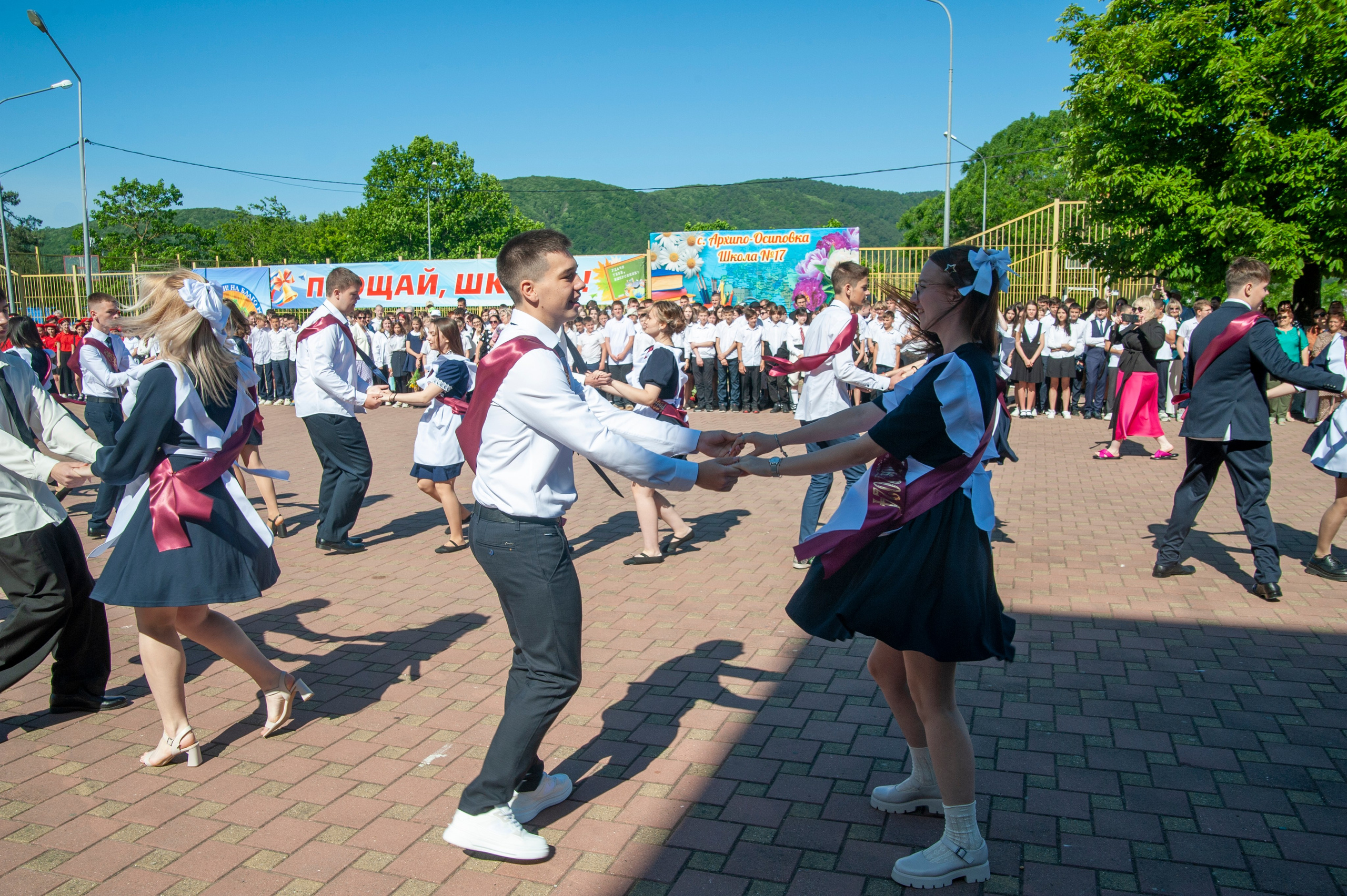 Последний Звонок МАОУ СОШ № 17 им. Эдуарда Есаяна — Архипо-Осиповка. Свадебный и семейный фотограф Денис Лукьянов в Краснодаре, Краснодарском крае и Республике Крым