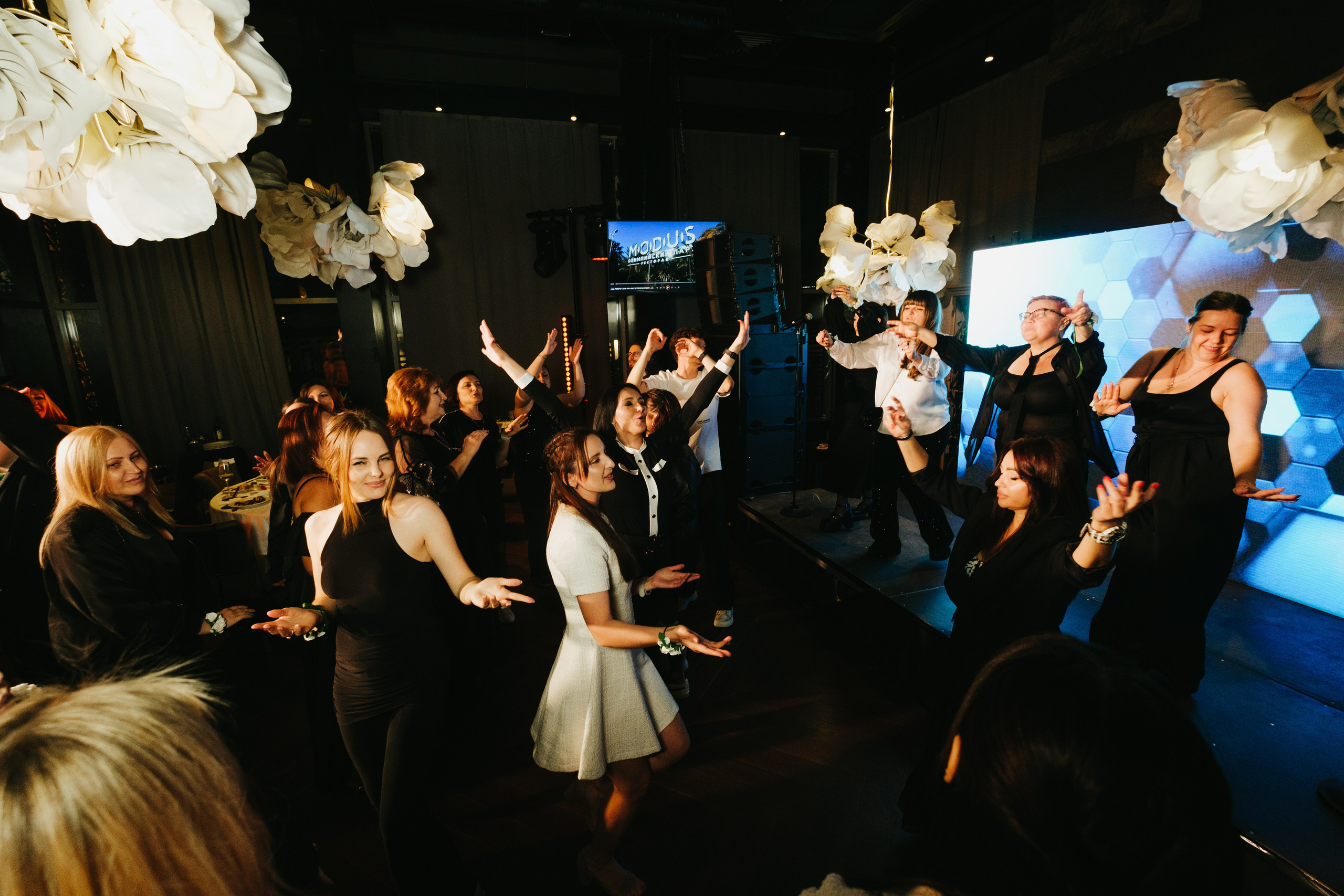 Корпоратив в Сириусу (Адлер) 10 лет компании. Свадебный фотограф Денис Ожигин в Краснодаре и крае. Эмоциональная и стильная съемка вашего дня