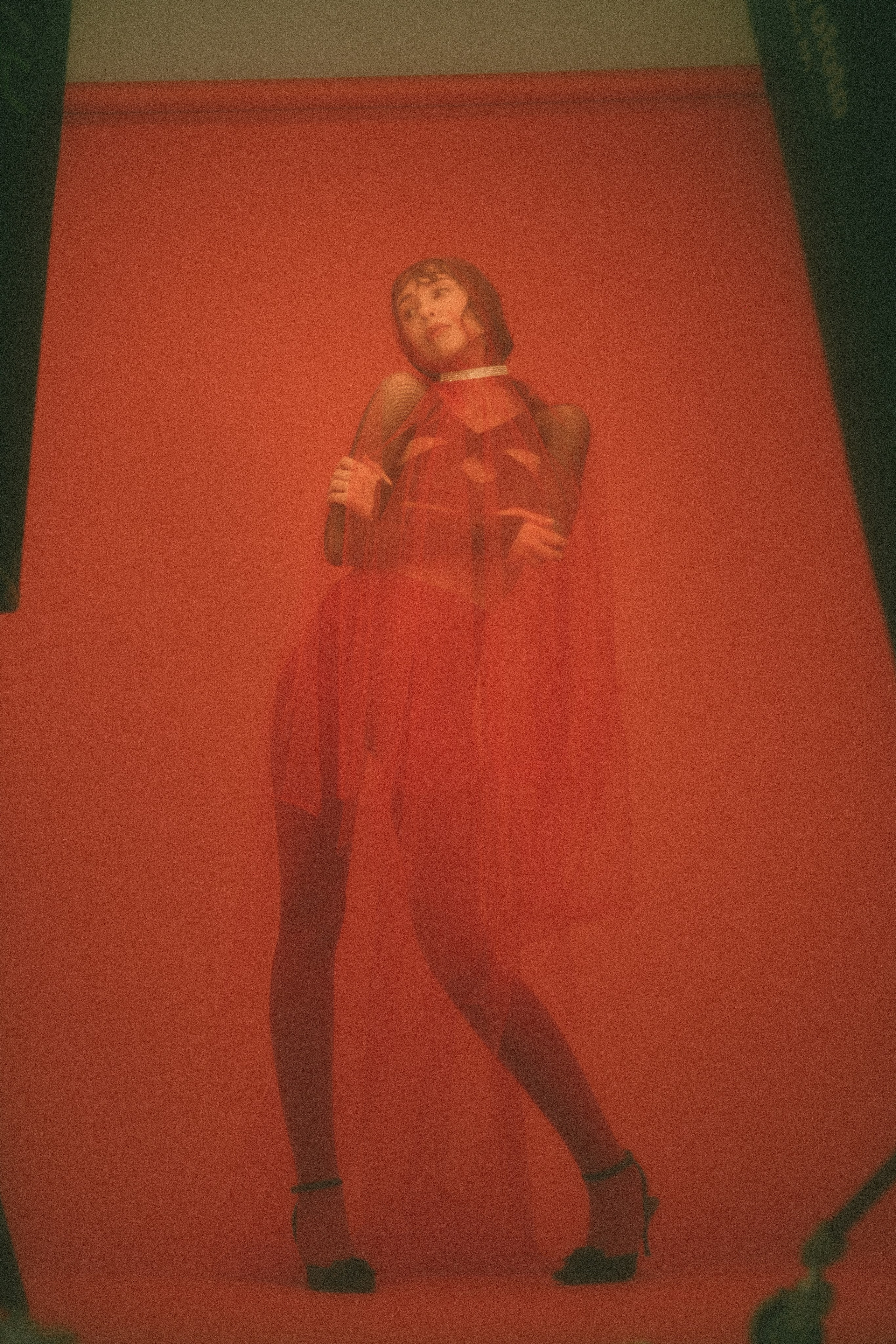 Лиза (Красный фон). Креативный, коммерческий фотограф в Москве