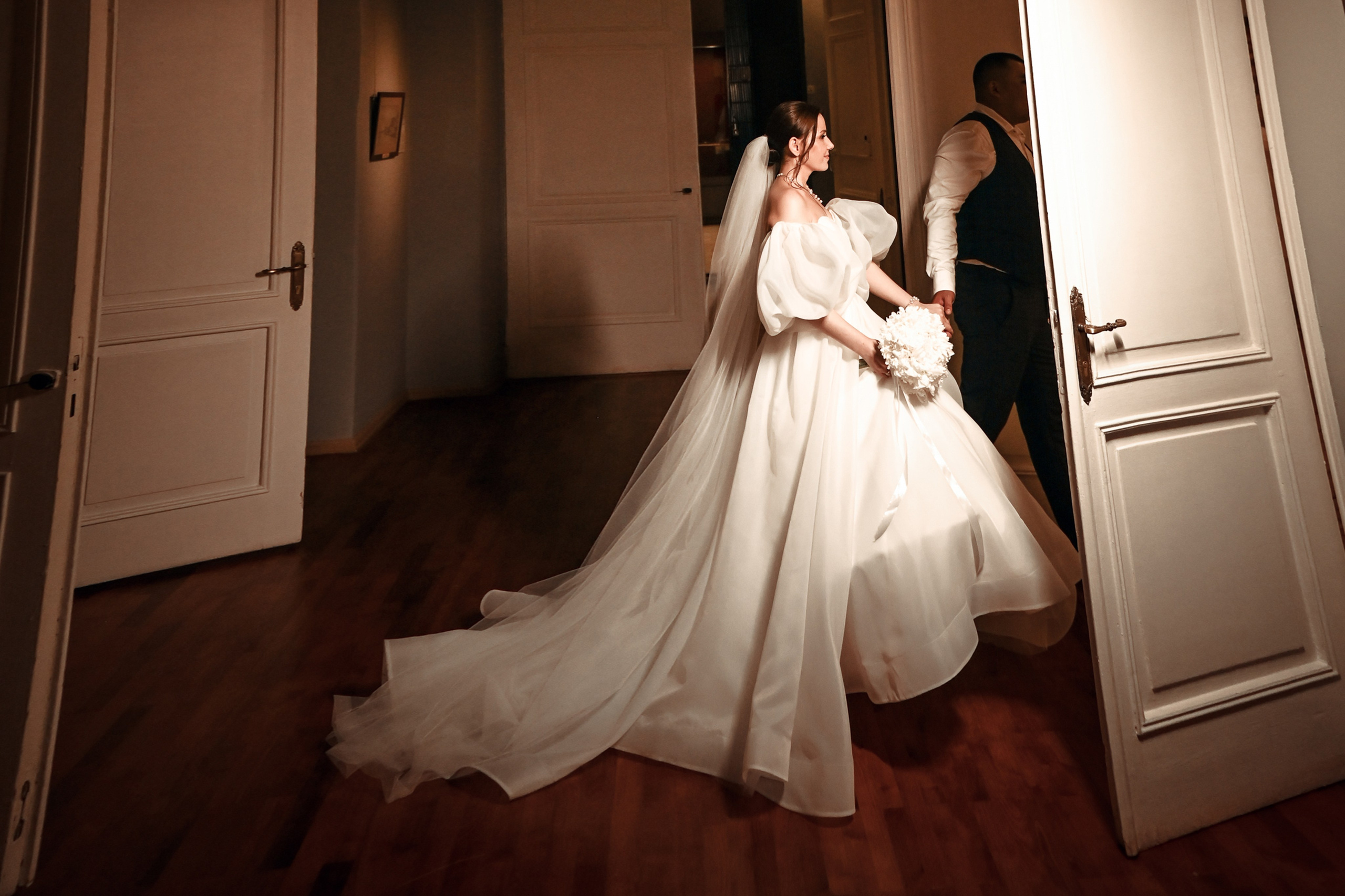 Небольшая свадебная серия в музее и прогулкой под дождем Эльмиры и Ризата. Свадебный, семейный, детский, контент фотограф в Омске Максим Ильин