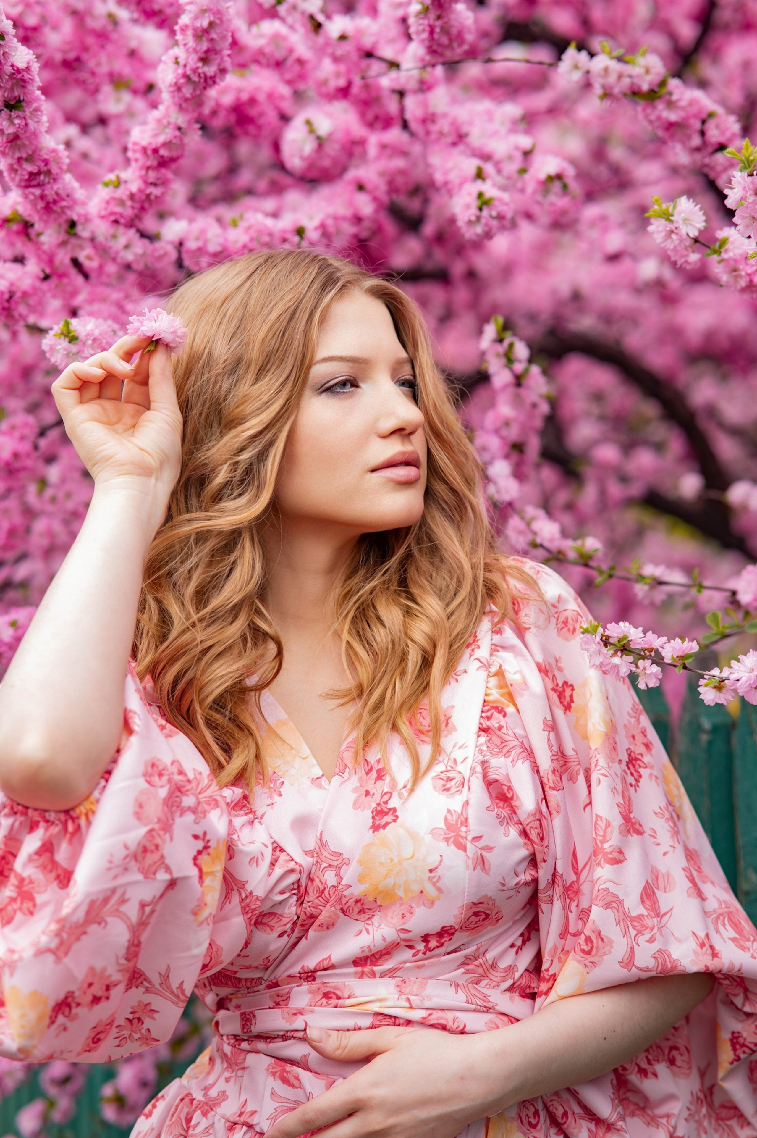 С цветущими деревьями. Семейный и свадебный фотограф в Абакане Юлия Су