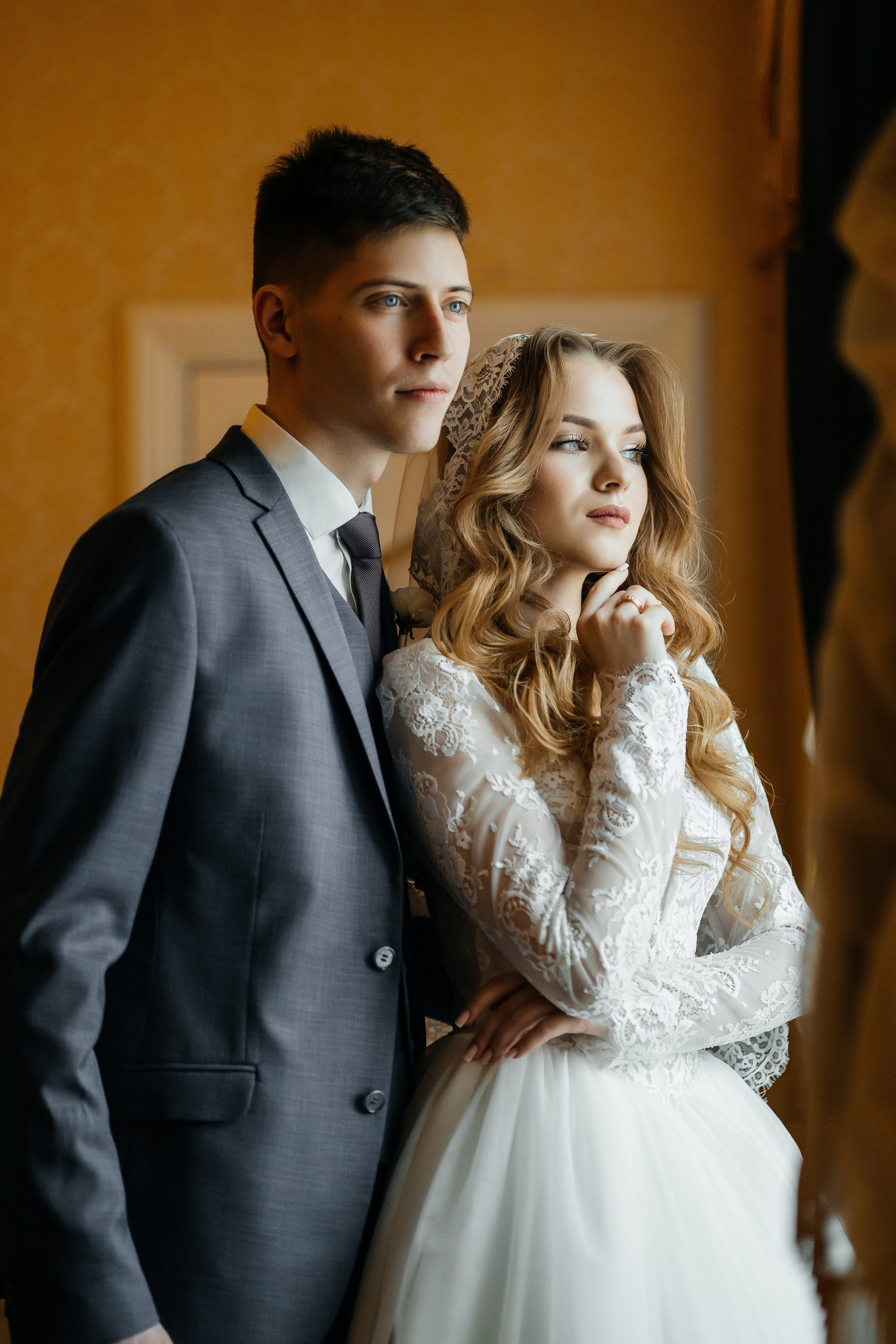 Роскошное утро пары в номере отеля. Олег Сверчков | Свадебный фотограф Вологда