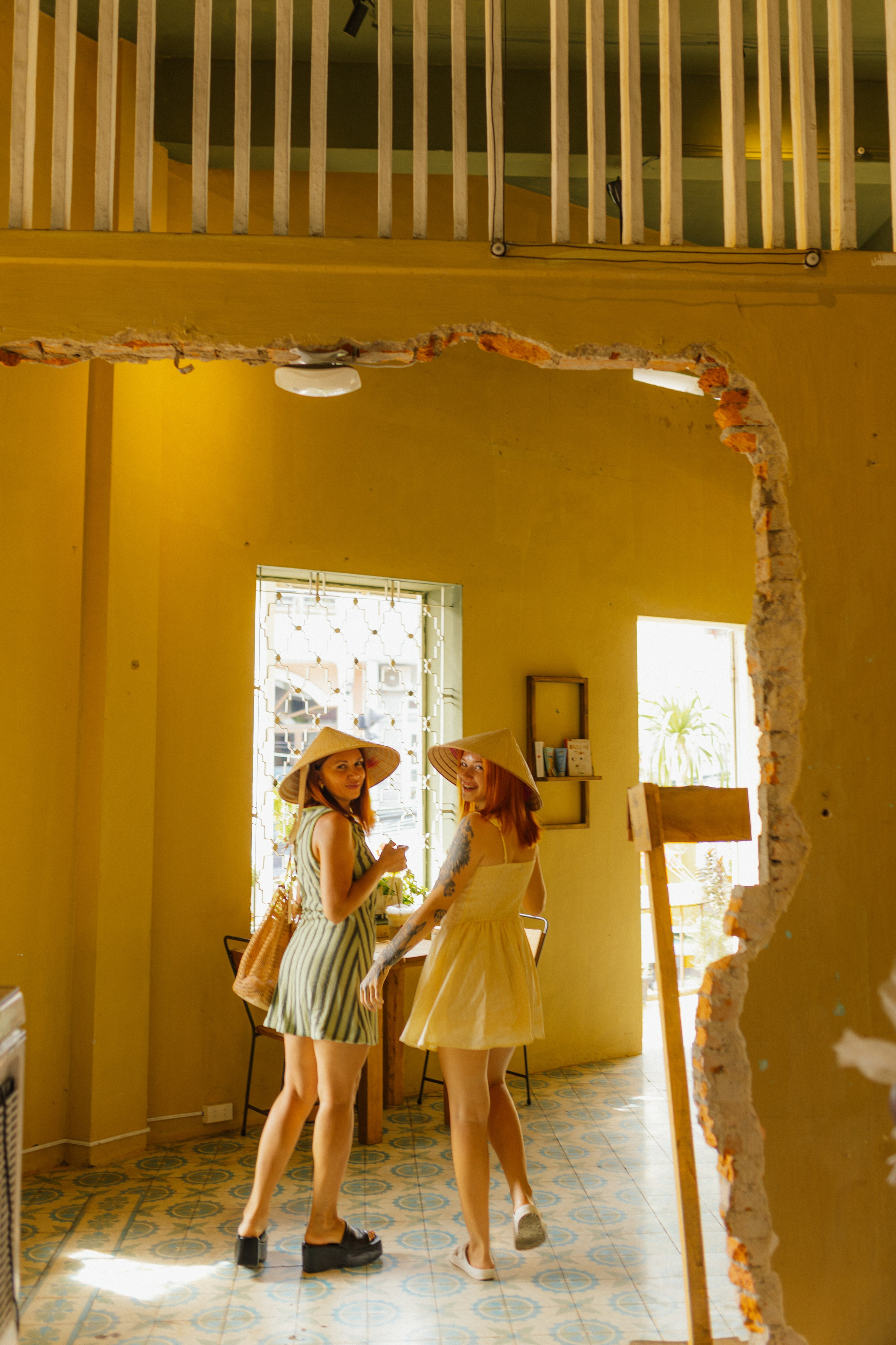 Елена и Полина на улицах Нячанга. Главная