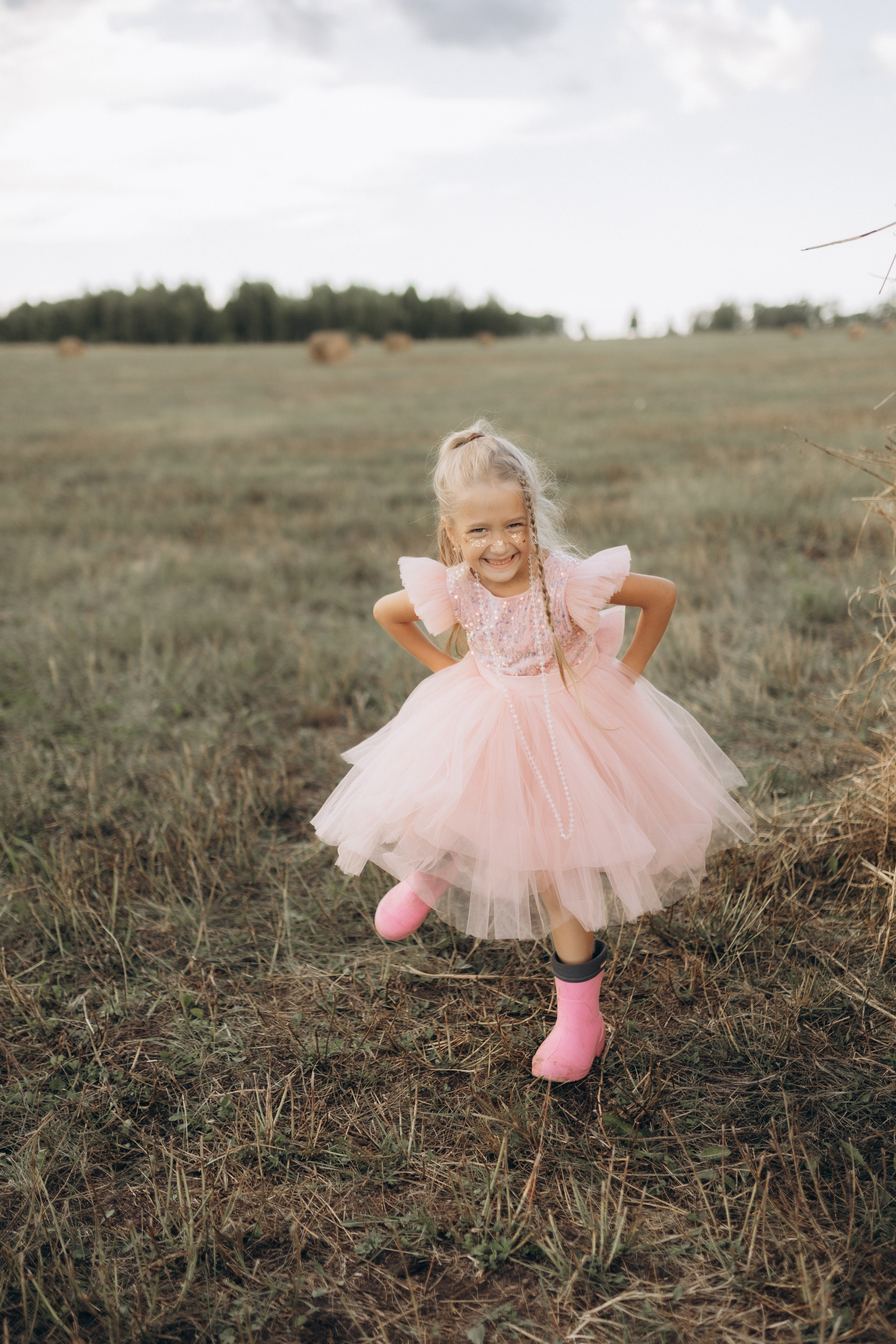 Вика и Миша на сене. Семейный фотограф lifestyle в Новосибирске Елена Шпилевая